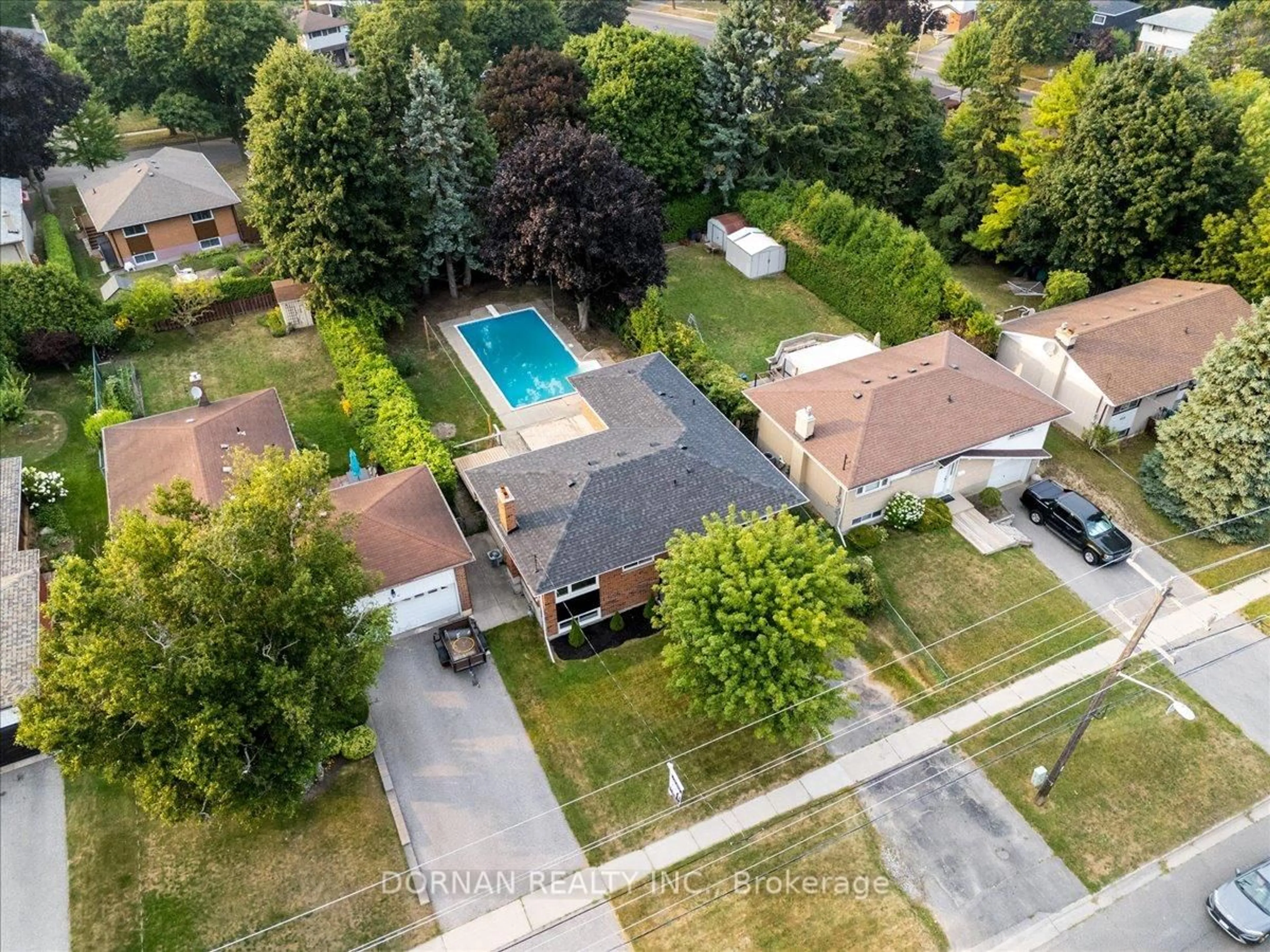 A pic from outside/outdoor area/front of a property/back of a property/a pic from drone, street for 394 Rossland Rd, Oshawa Ontario L1G 2X1
