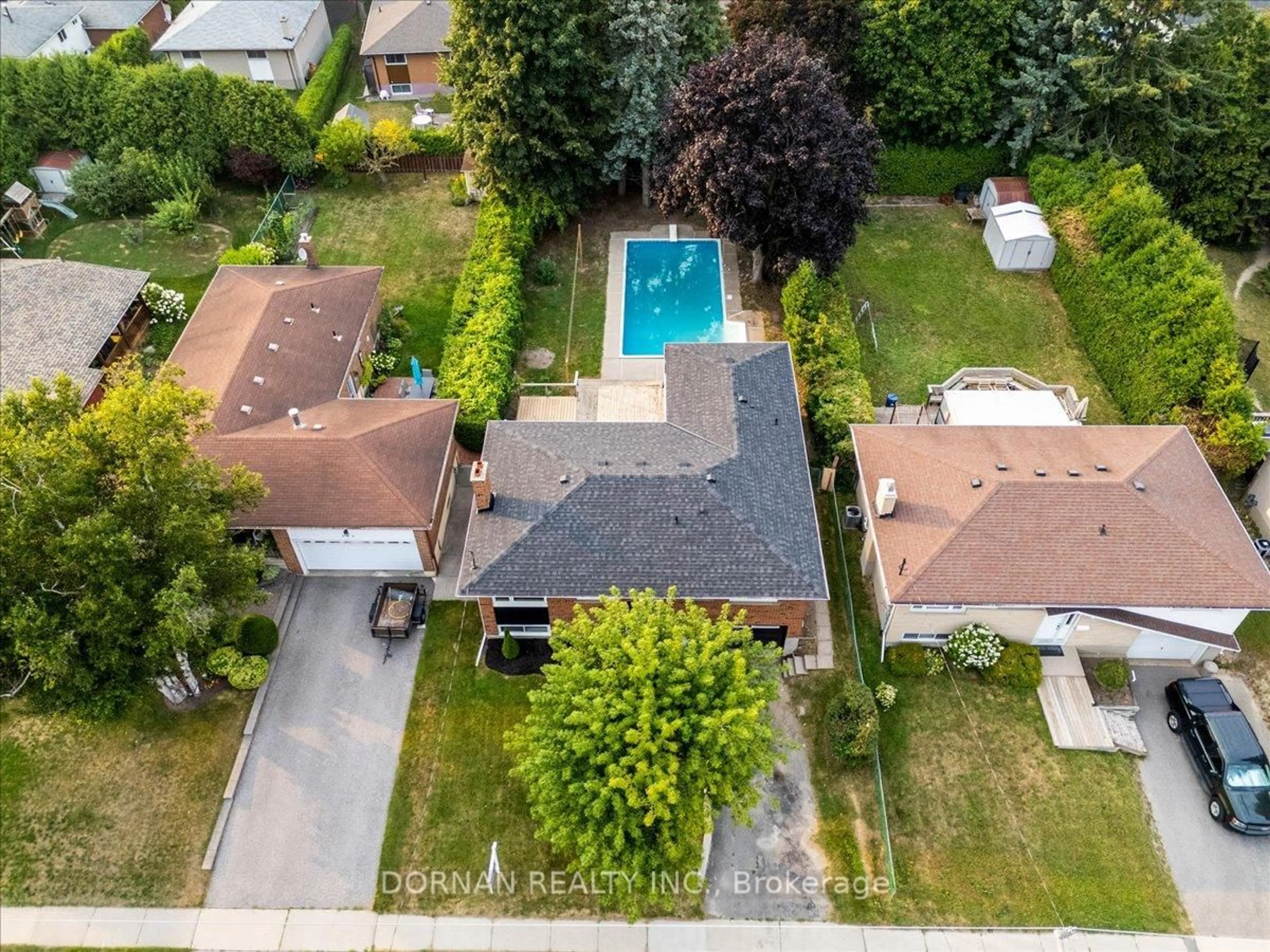 A pic from outside/outdoor area/front of a property/back of a property/a pic from drone, street for 394 Rossland Rd, Oshawa Ontario L1G 2X1