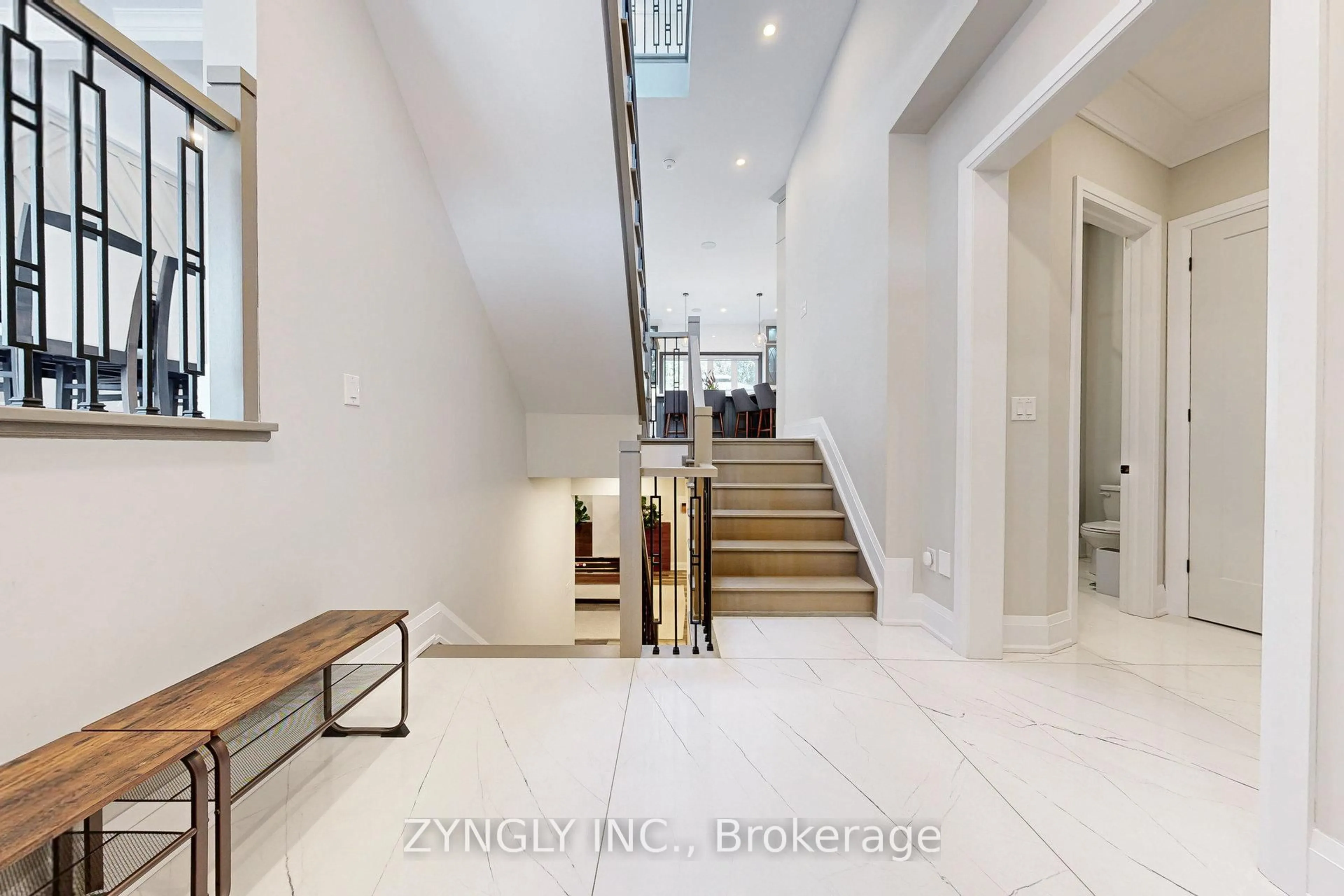 Indoor foyer for 1785 Spartan Crt, Pickering Ontario L1V 7G6