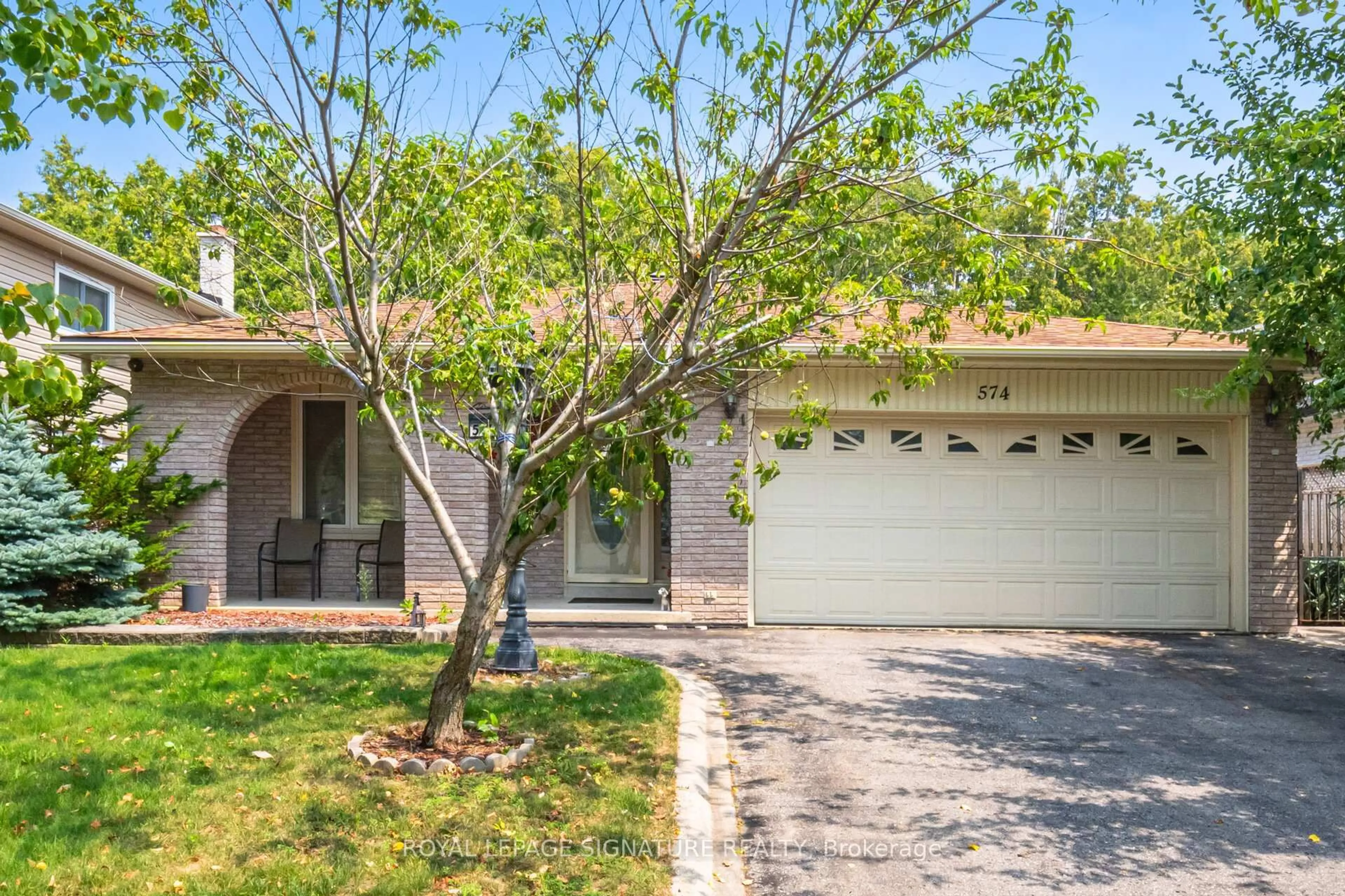 Home with vinyl exterior material, street for 574 Antigua Cres, Oshawa Ontario L1J 6B4