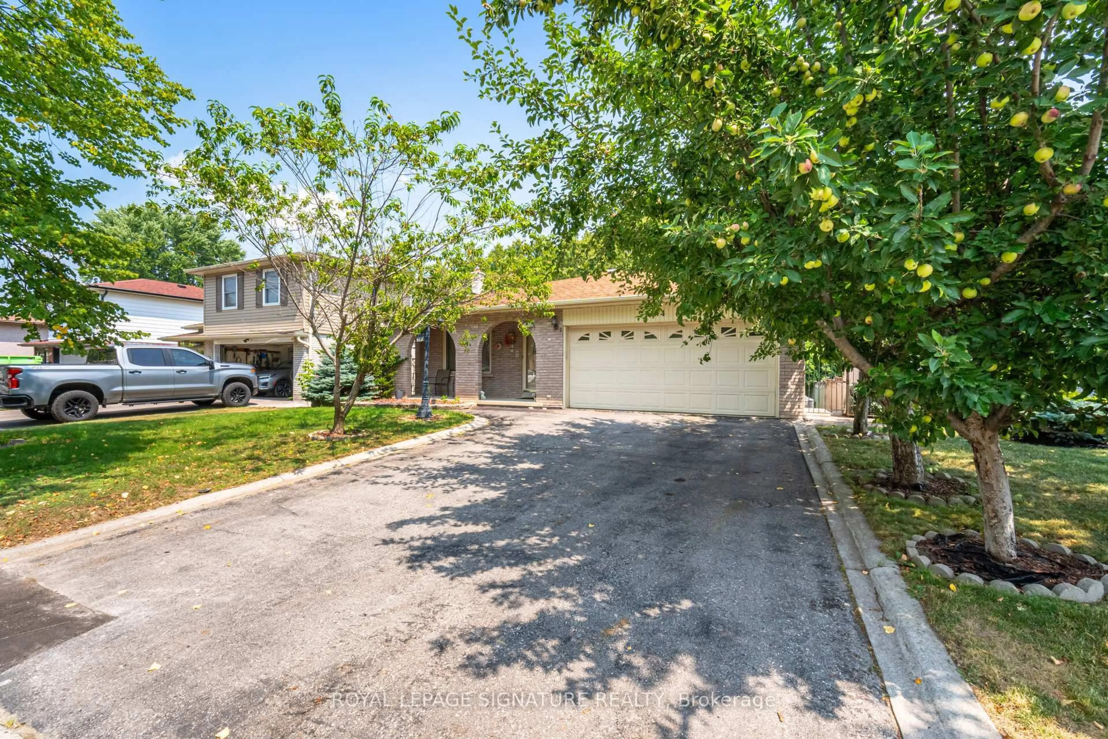 A pic from outside/outdoor area/front of a property/back of a property/a pic from drone, street for 574 Antigua Cres, Oshawa Ontario L1J 6B4