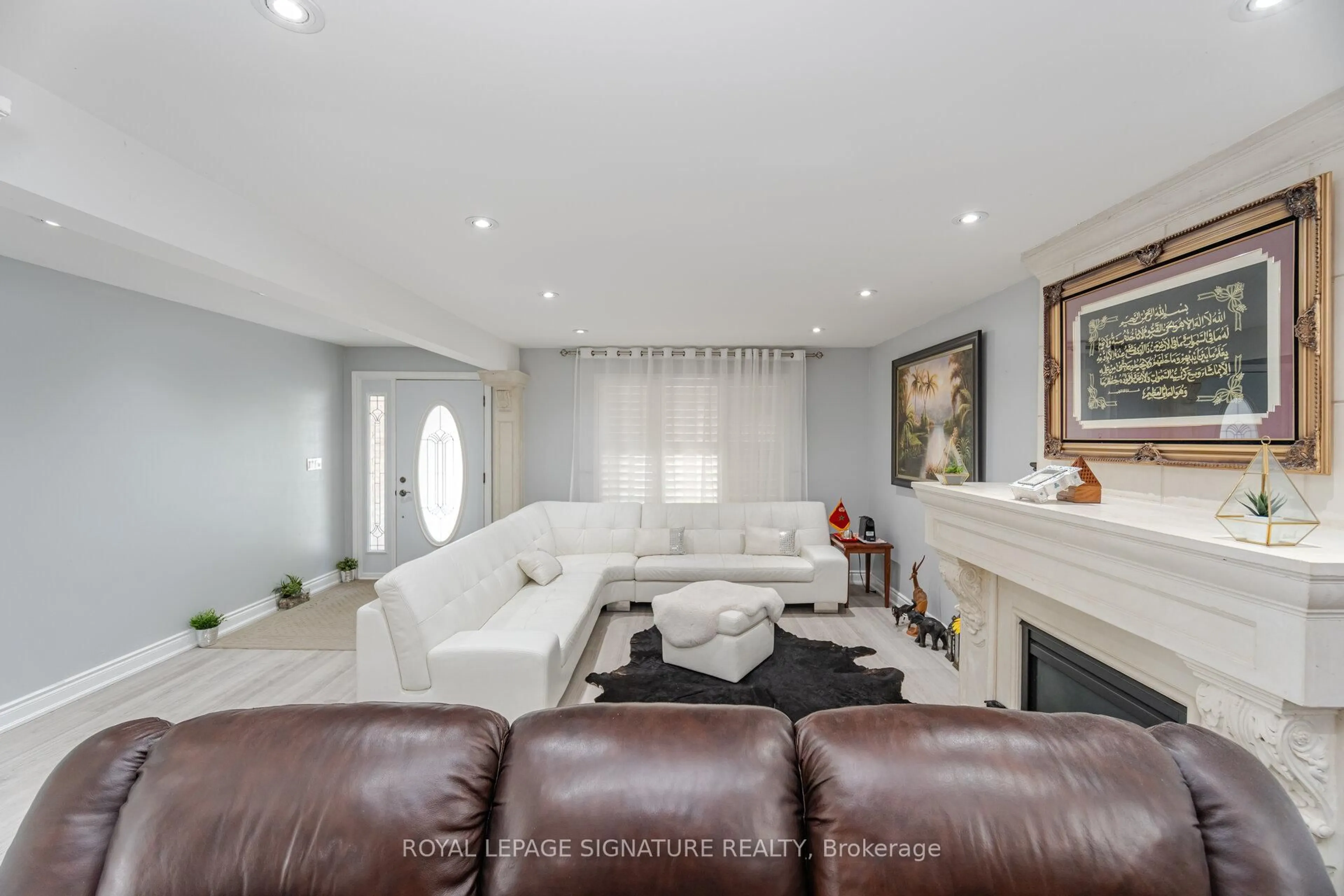 Living room with furniture, unknown for 574 Antigua Cres, Oshawa Ontario L1J 6B4