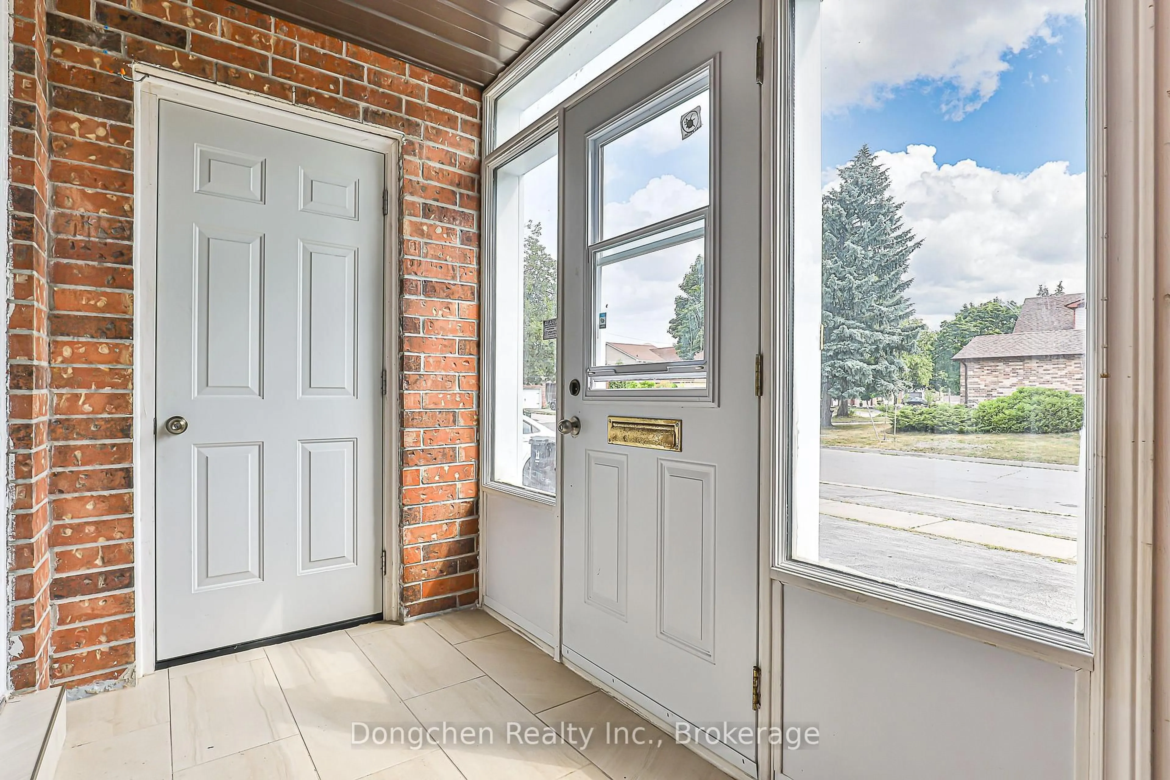 Indoor entryway for 14 Carl Cres, Toronto Ontario M1W 3R2