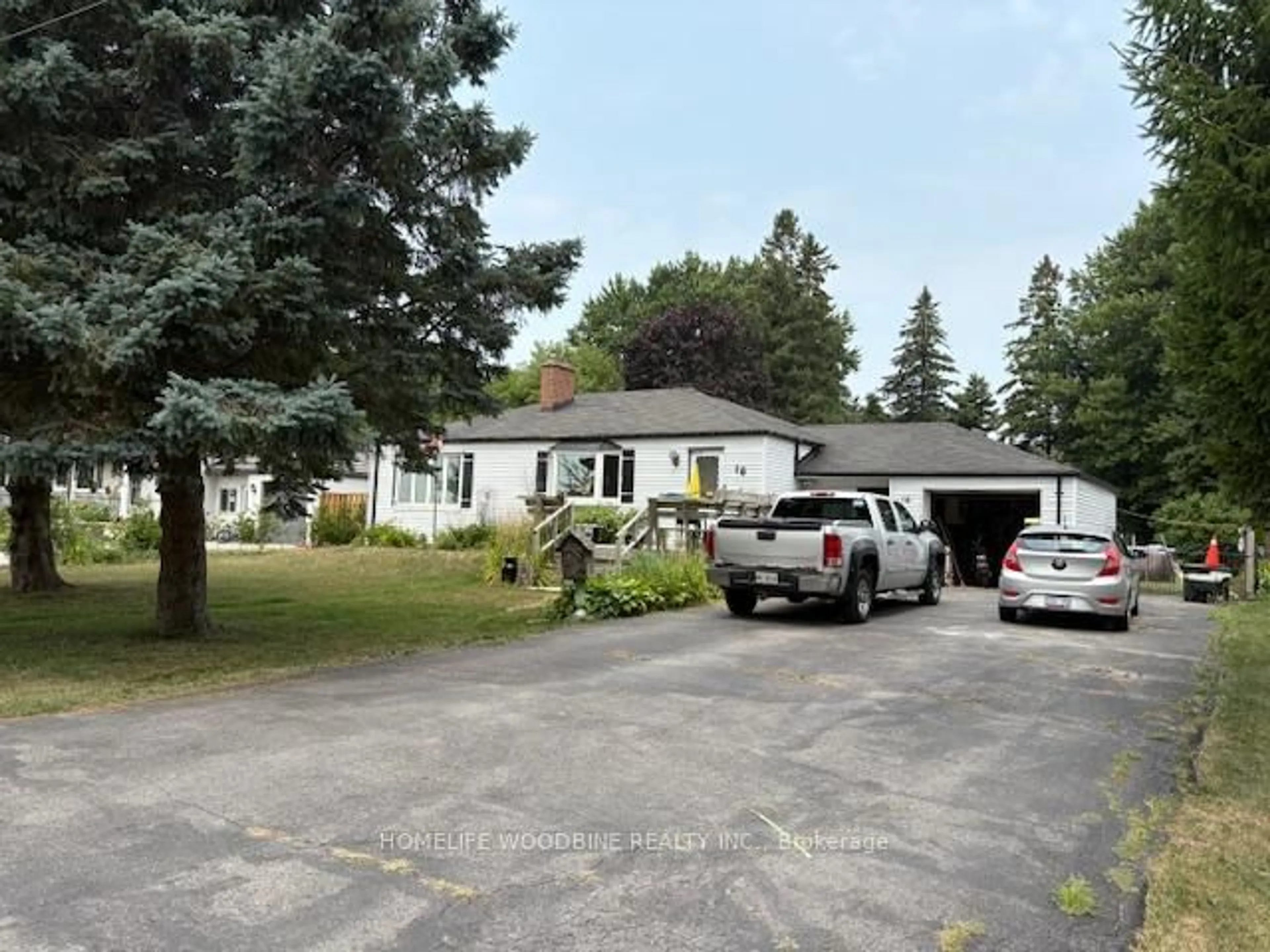 A pic from outside/outdoor area/front of a property/back of a property/a pic from drone, street for 16 Almond Ave, Whitby Ontario L1P 1K5