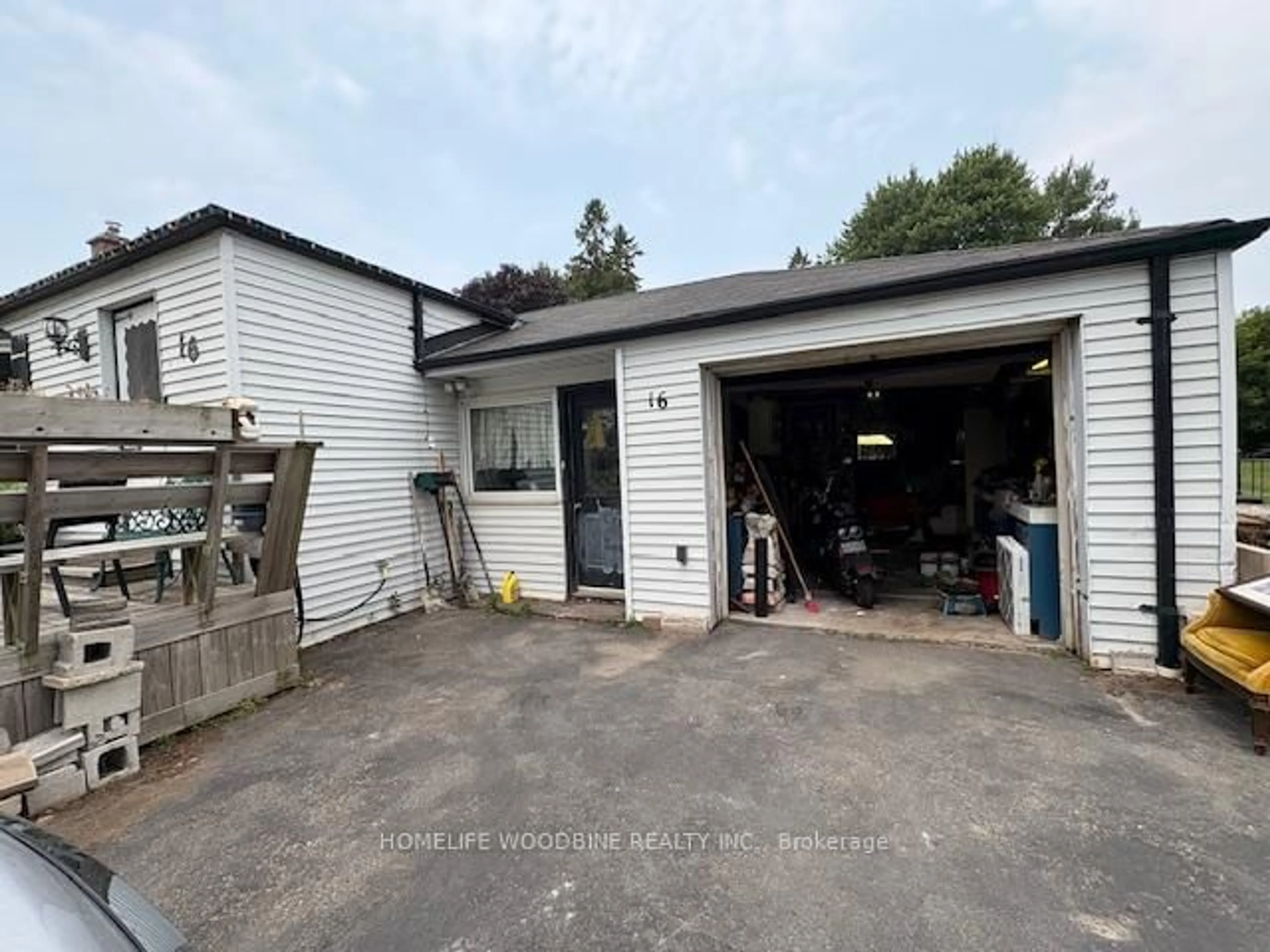 Unknown for 16 Almond Ave, Whitby Ontario L1P 1K5