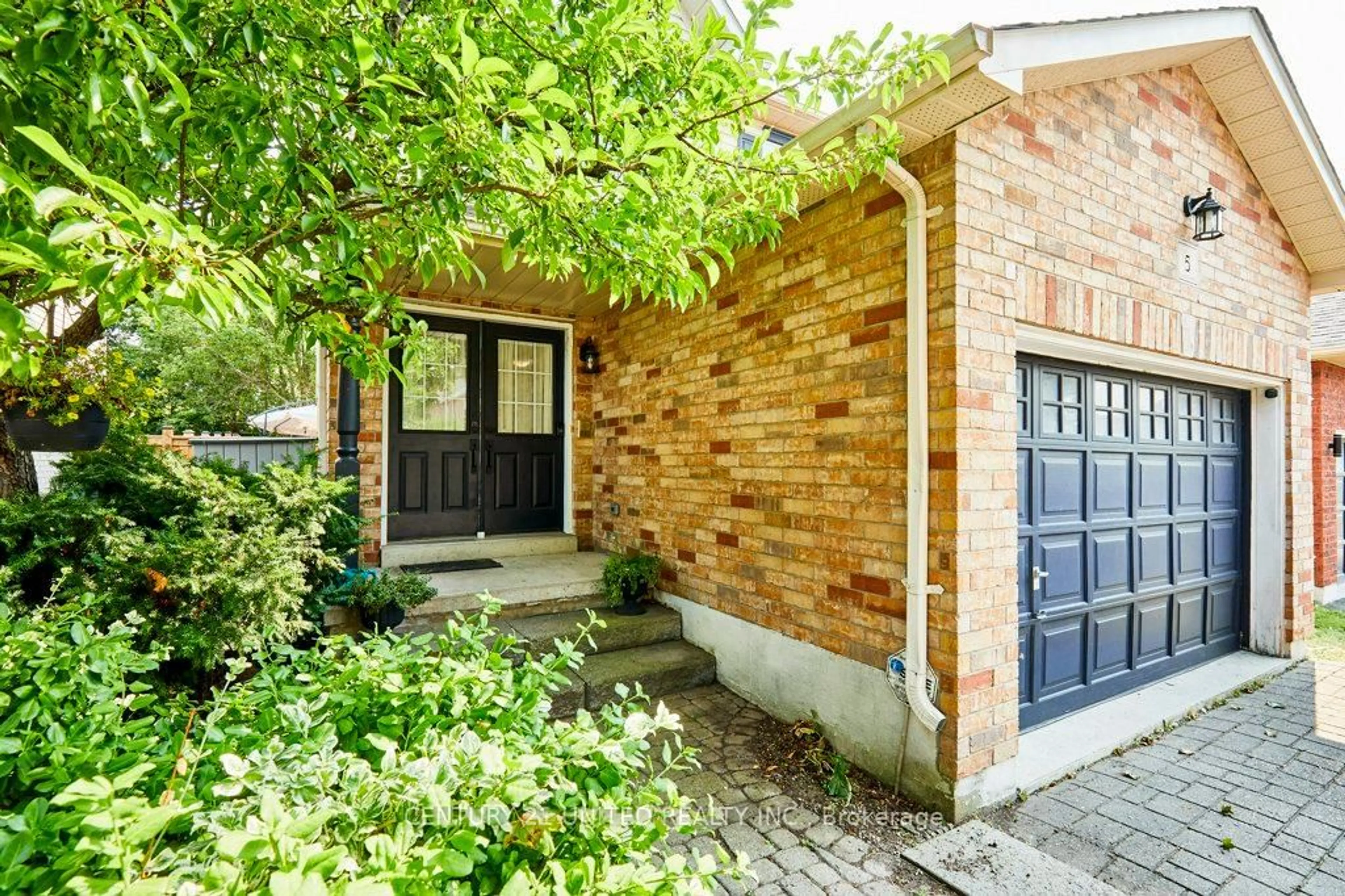 Home with brick exterior material, street for 5 Pickard Gate, Clarington Ontario L1E 3E3