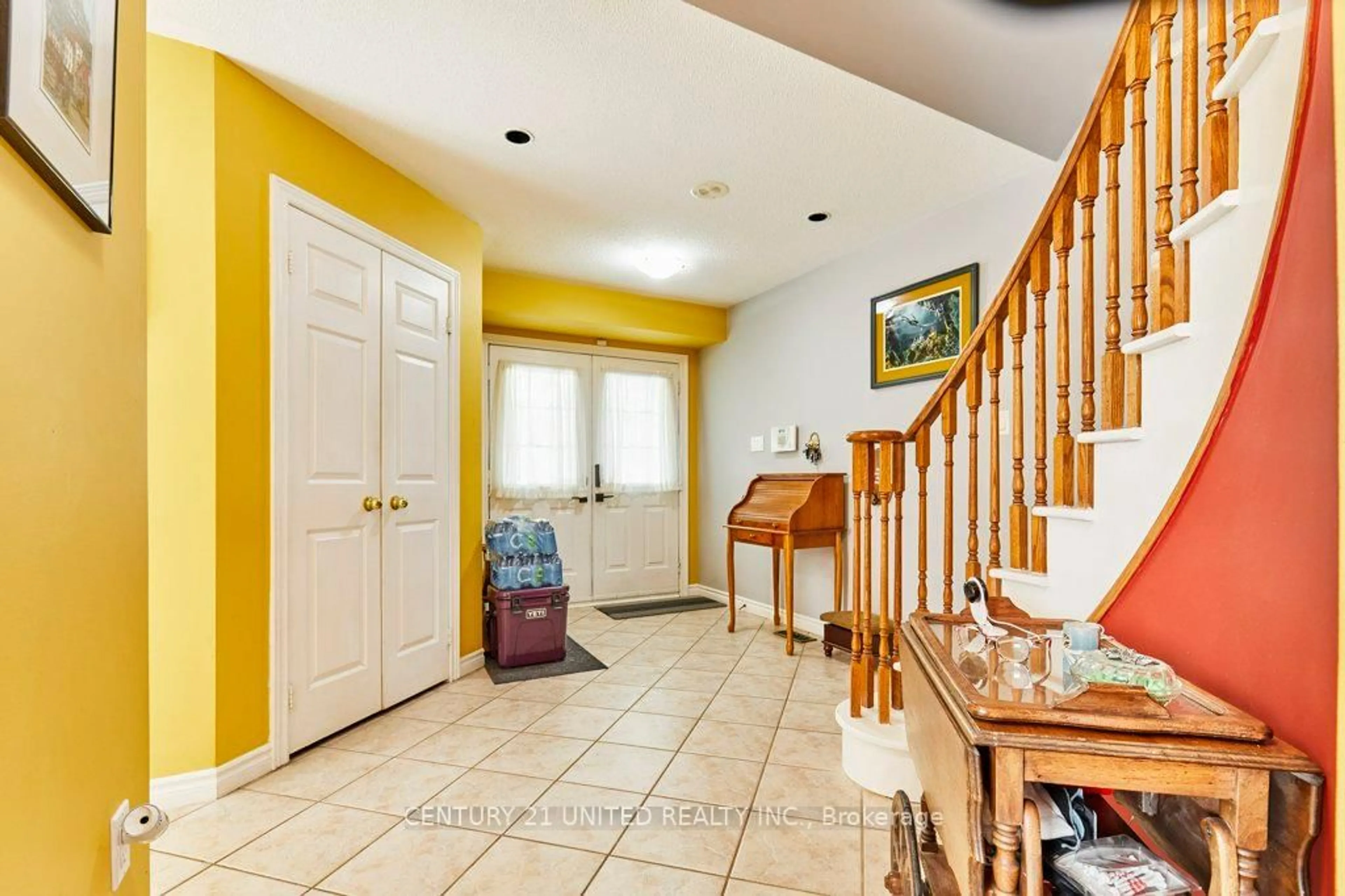 Indoor entryway for 5 Pickard Gate, Clarington Ontario L1E 3E3