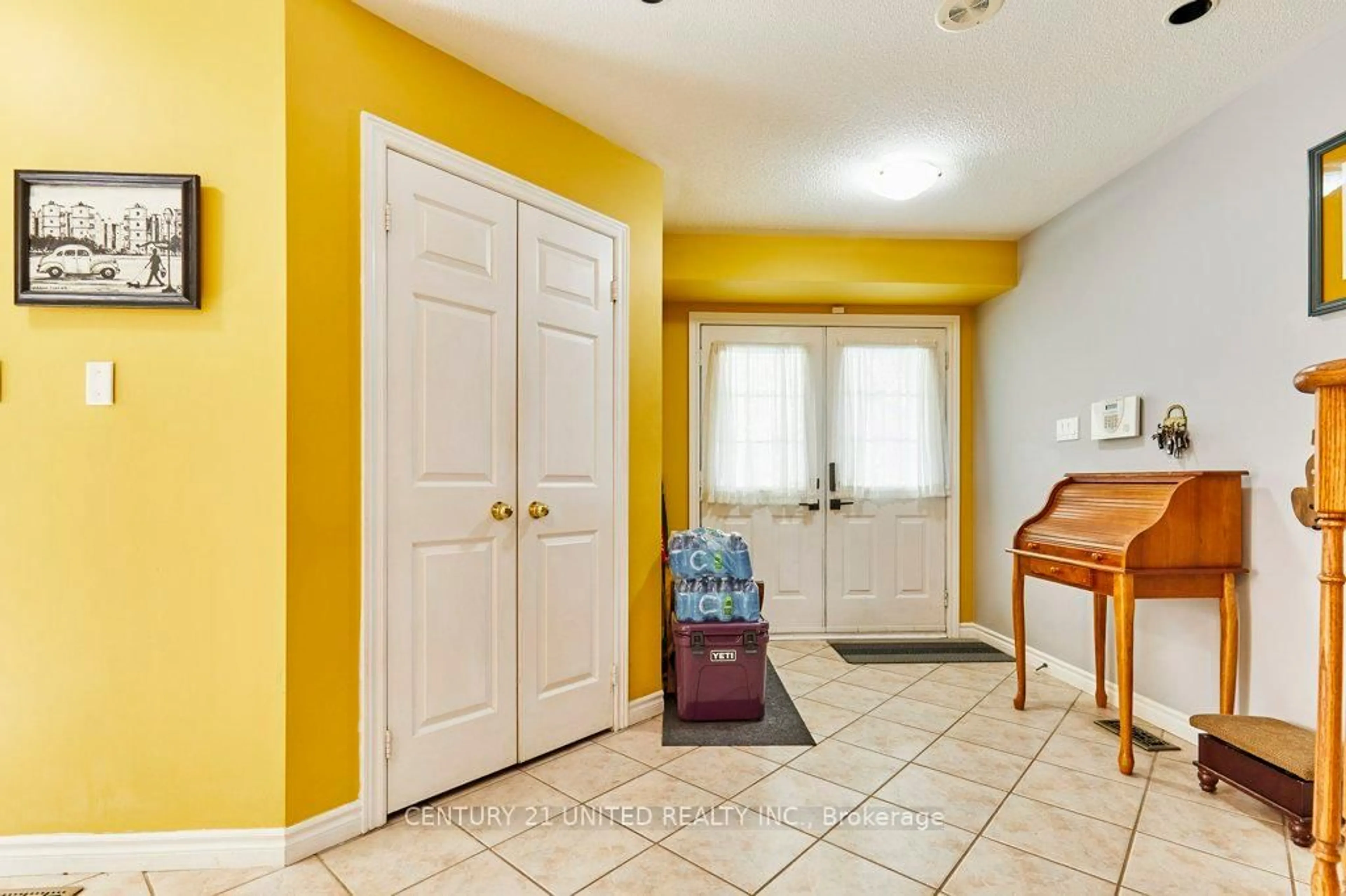 Indoor entryway for 5 Pickard Gate, Clarington Ontario L1E 3E3