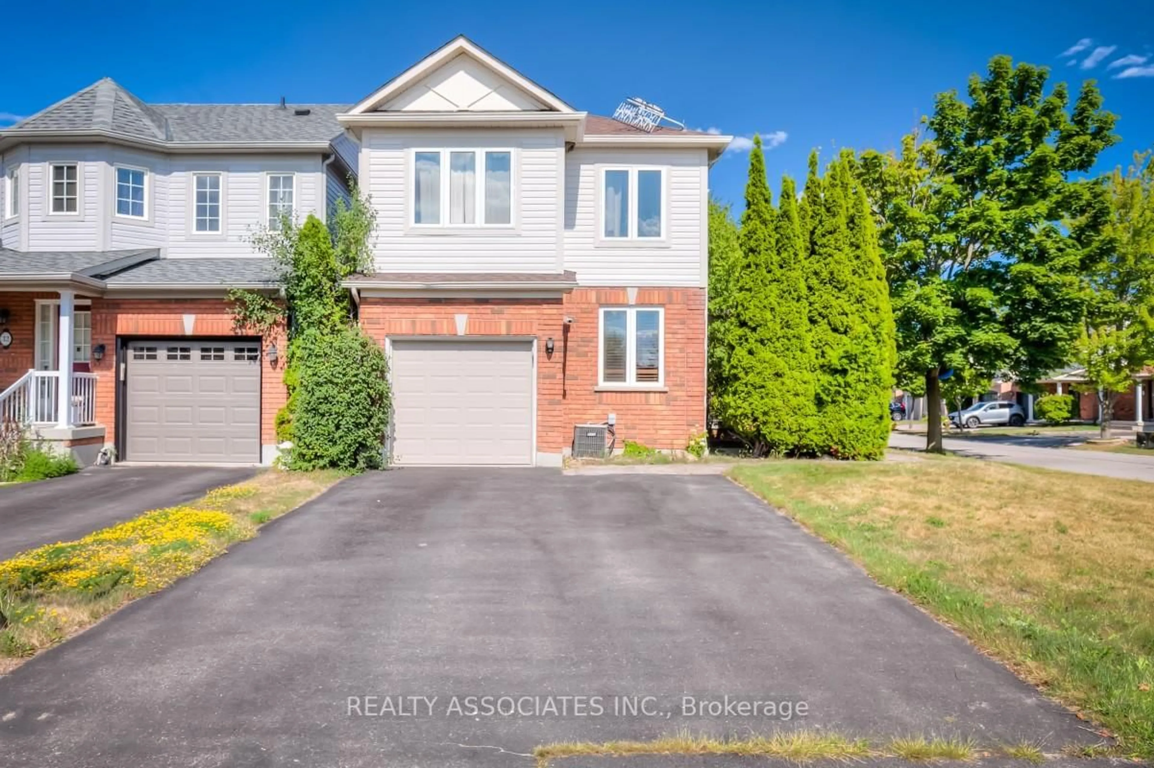 A pic from outside/outdoor area/front of a property/back of a property/a pic from drone, street for 30 Catkins Cres, Whitby Ontario L1R 2Z8