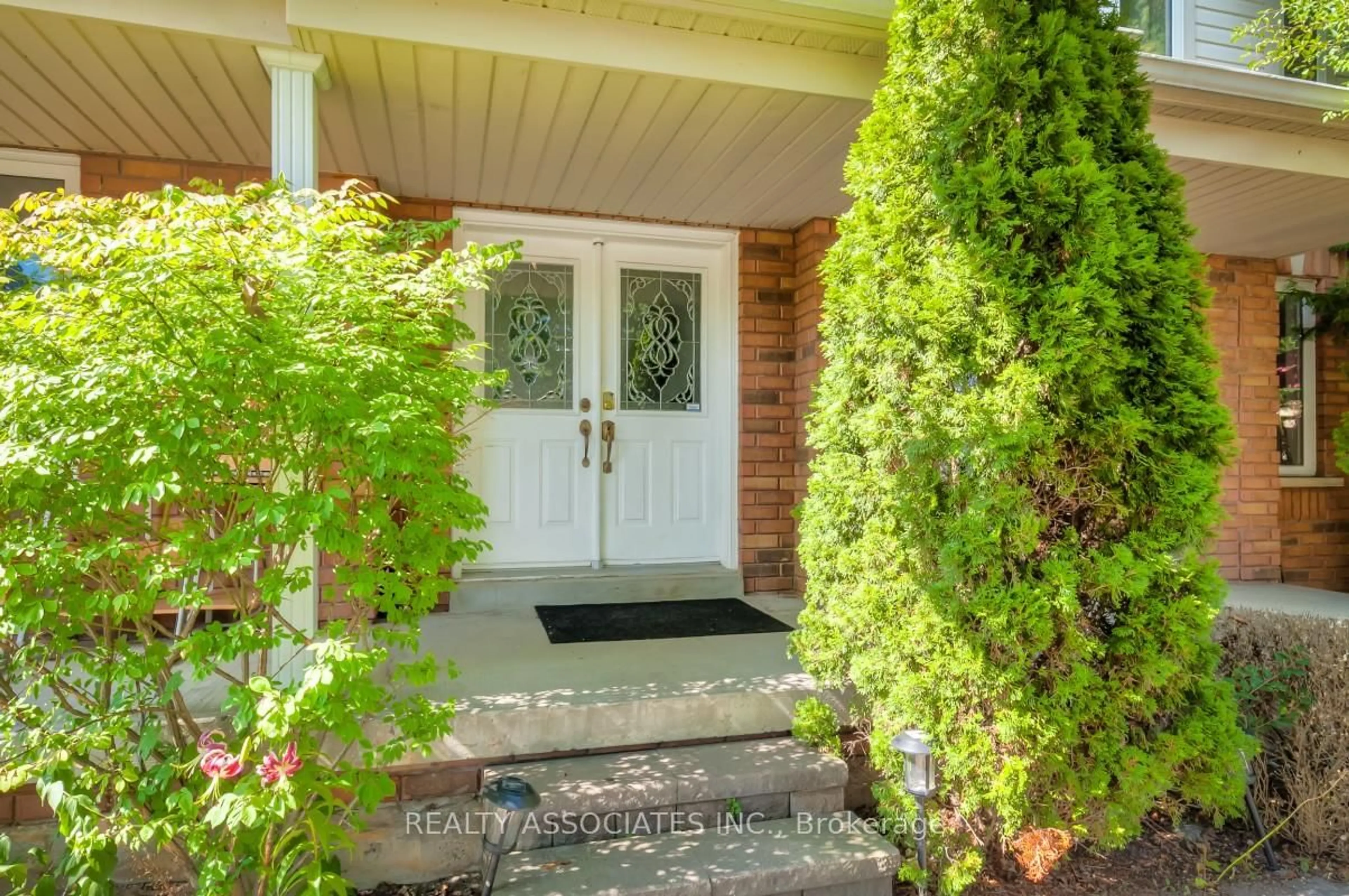 Indoor entryway for 30 Catkins Cres, Whitby Ontario L1R 2Z8