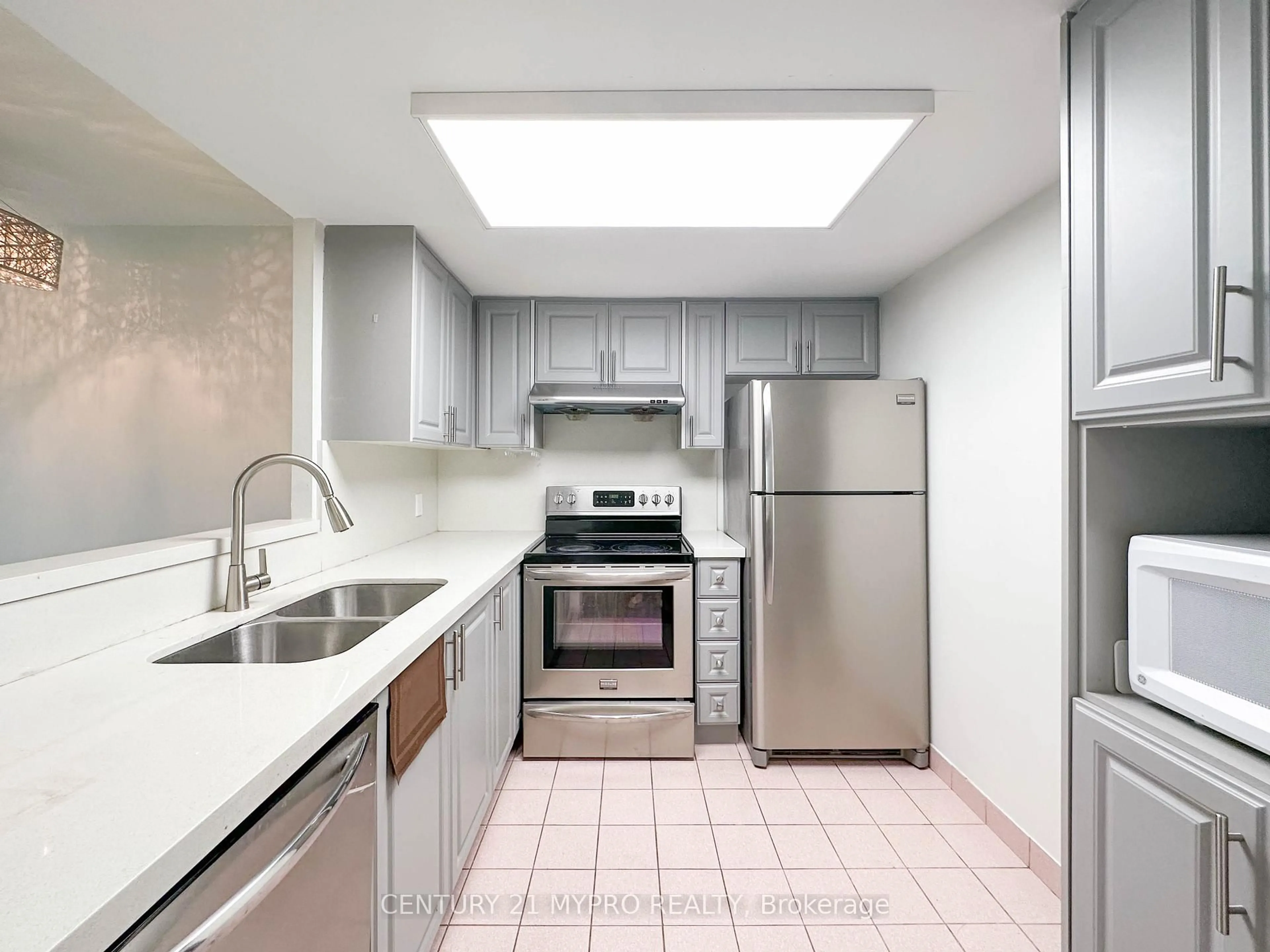 Standard kitchen, ceramic/tile floor for 8 Lee Centre Dr #913, Toronto Ontario M1H 3H8