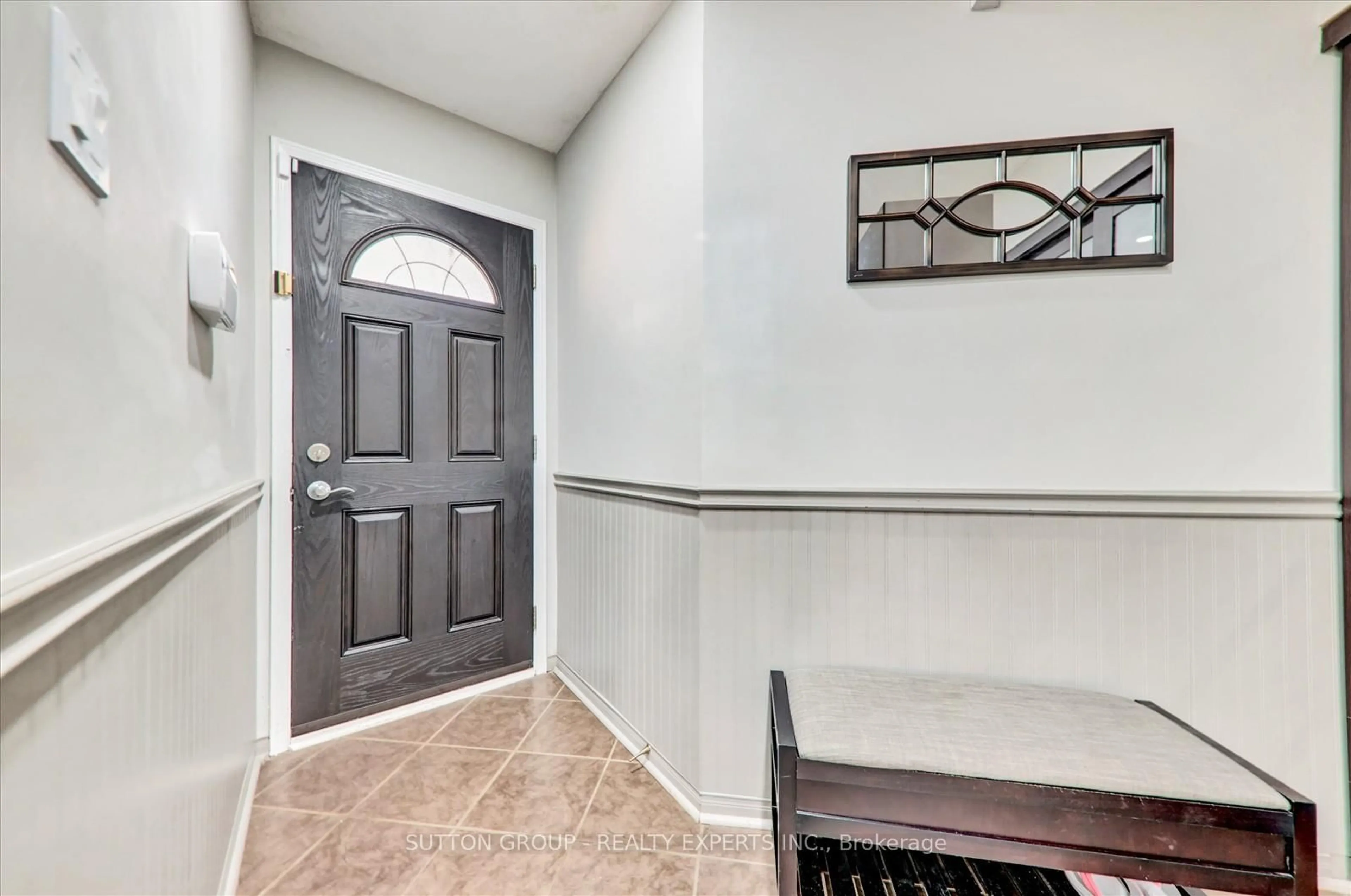 Indoor entryway for 16 Candler Crt, Clarington Ontario L1C 4S9