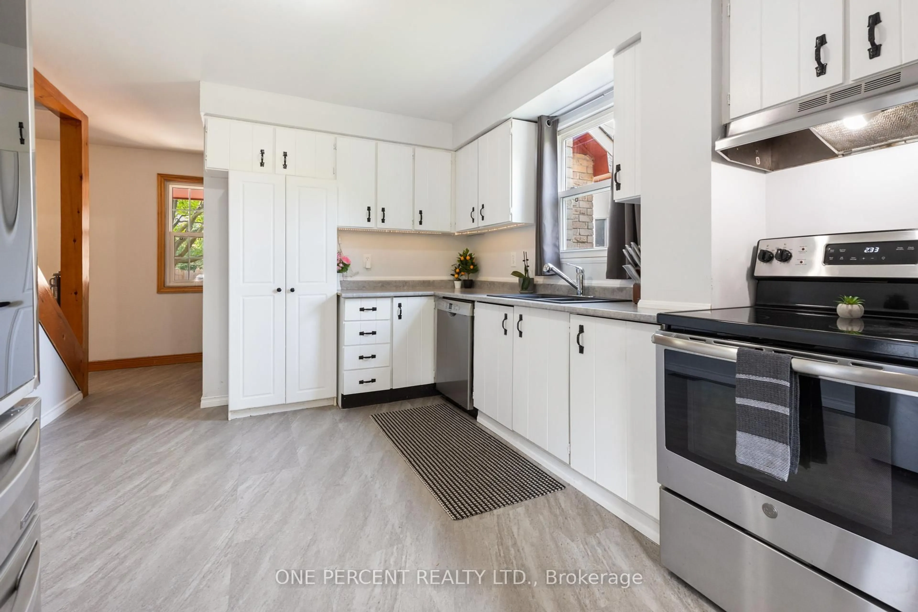 Open concept kitchen, ceramic/tile floor for 11 Beecroft Crt, Whitby Ontario L1P 1C7