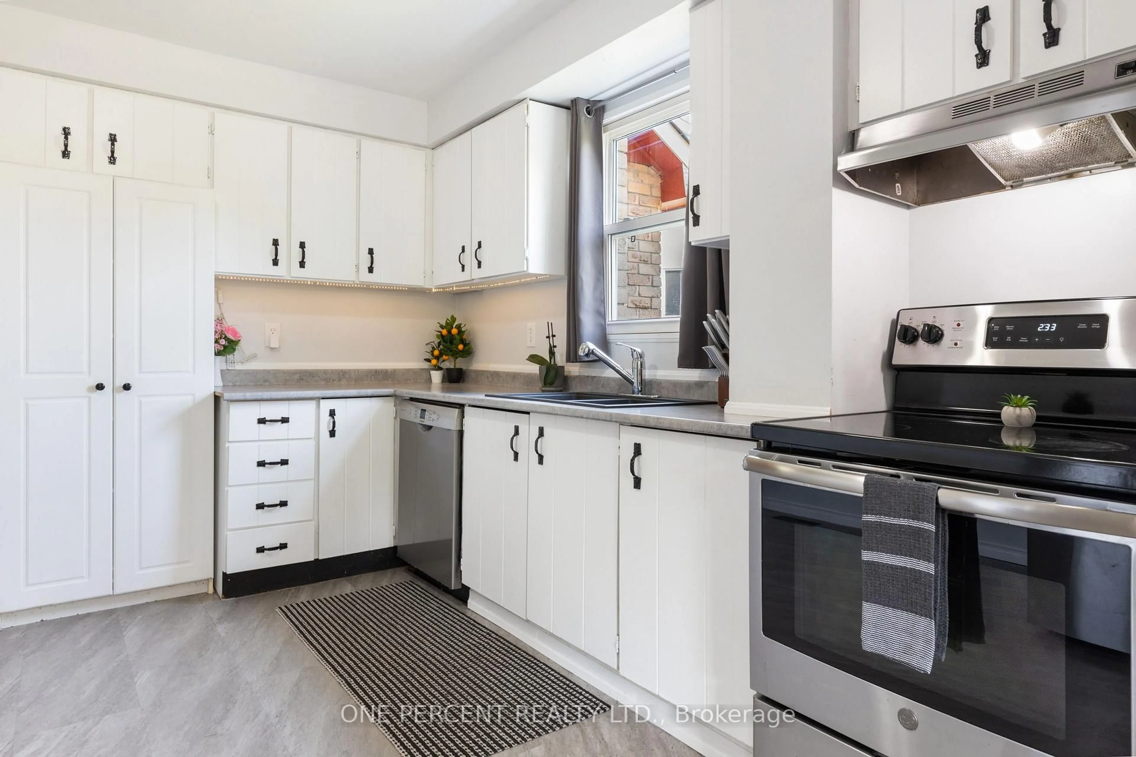 Standard kitchen, unknown for 11 Beecroft Crt, Whitby Ontario L1P 1C7