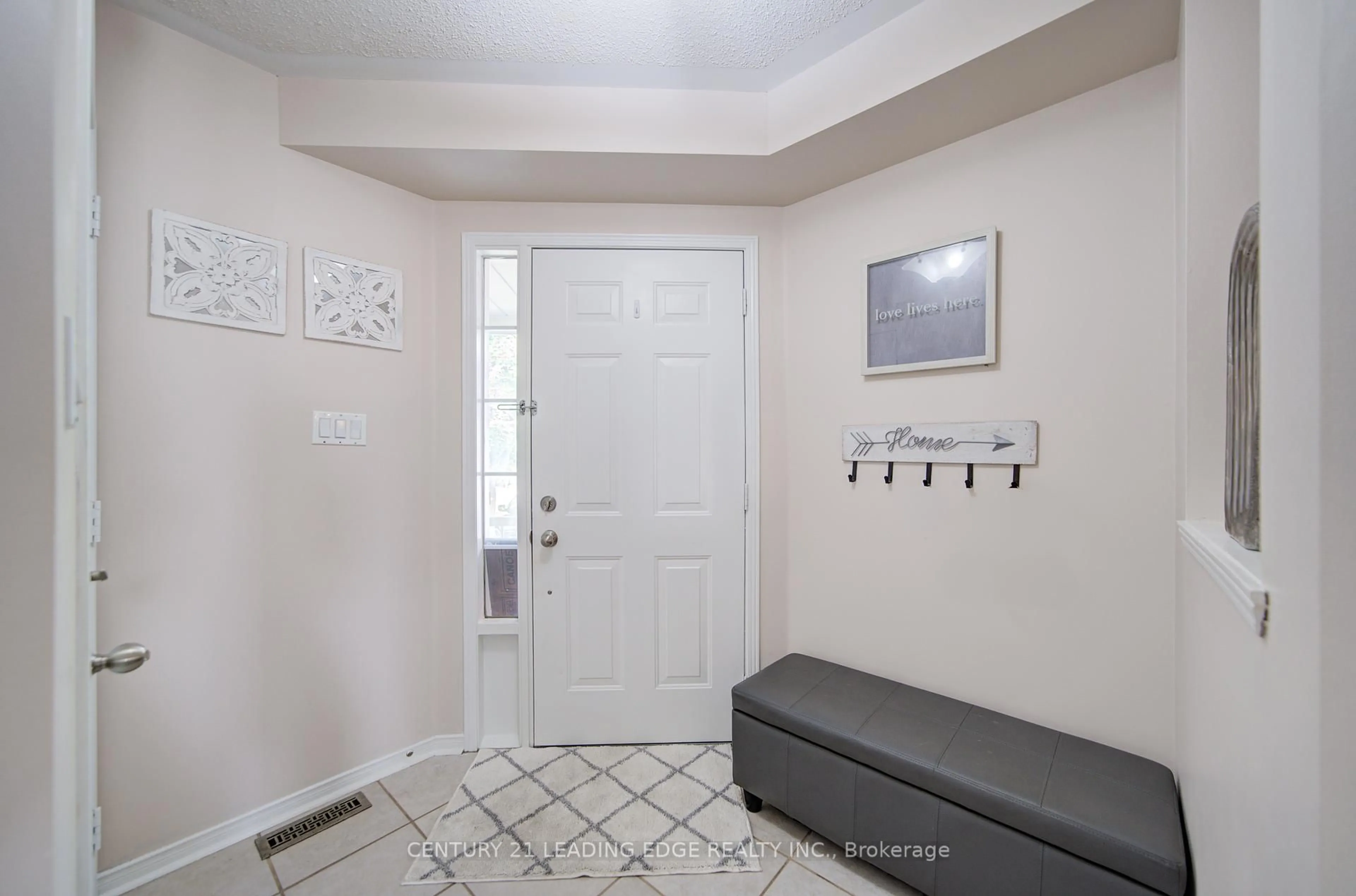 Indoor entryway for 15 Blanchard Crt, Whitby Ontario L1M 1H5