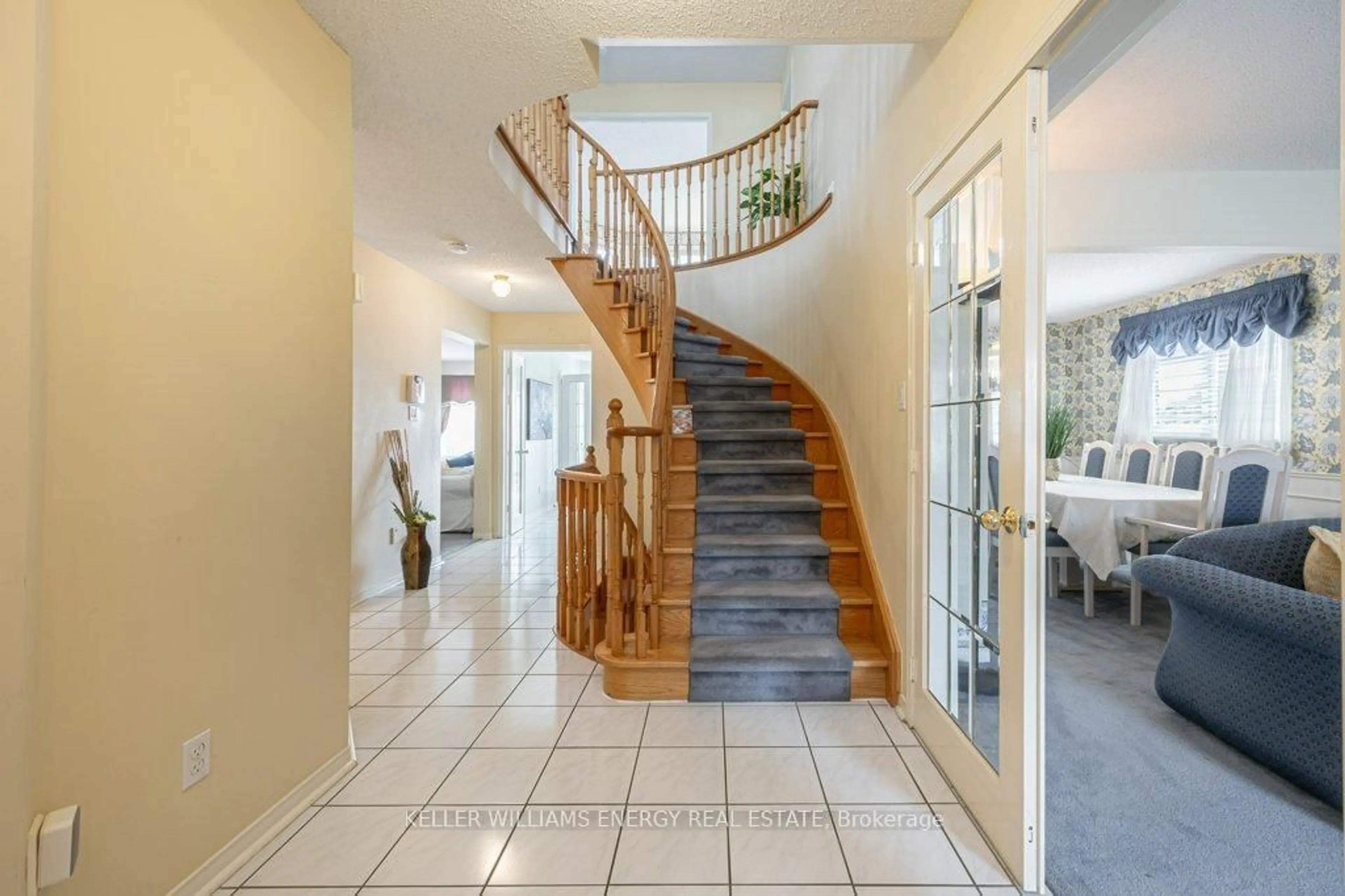 Indoor foyer for 1651 Major Oaks Rd, Pickering Ontario L1X 2G4