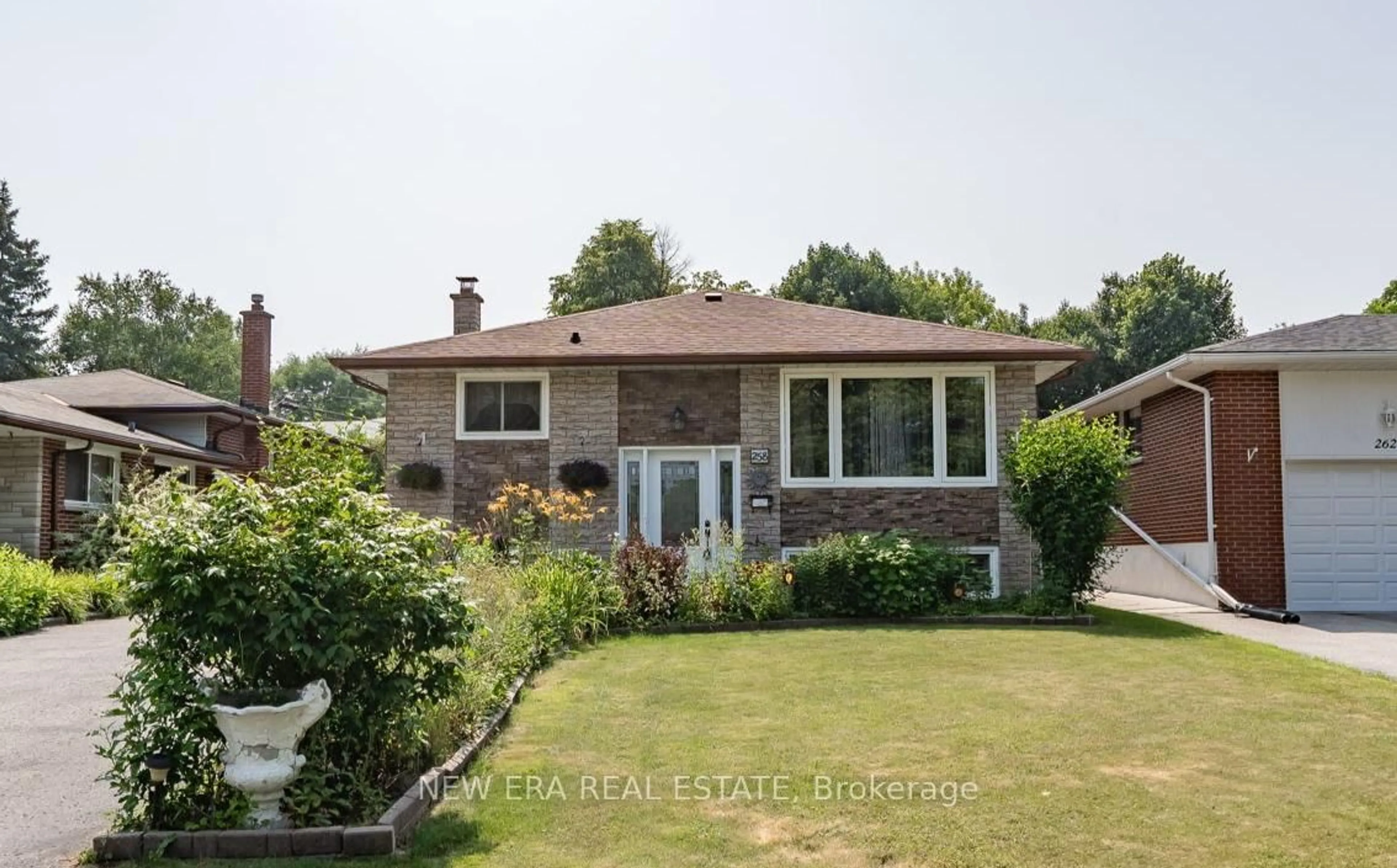 Home with brick exterior material, street for 258 Nipigon St, Oshawa Ontario L1J 4N7