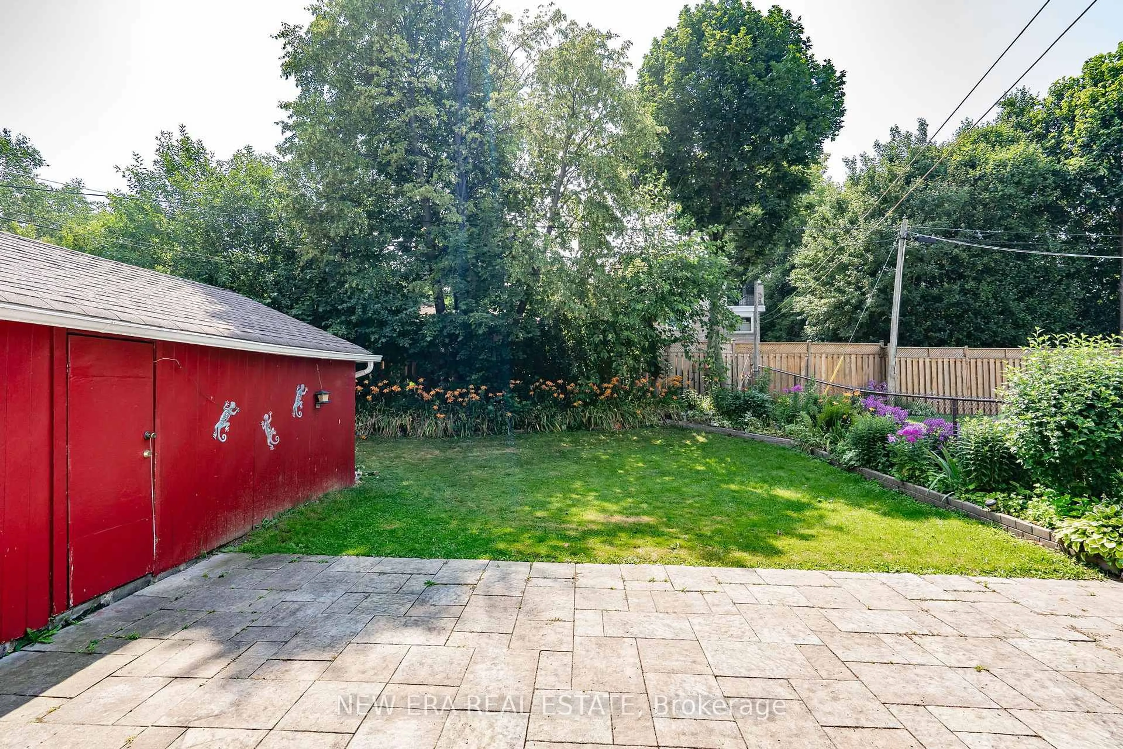 A pic from outside/outdoor area/front of a property/back of a property/a pic from drone, street for 258 Nipigon St, Oshawa Ontario L1J 4N7