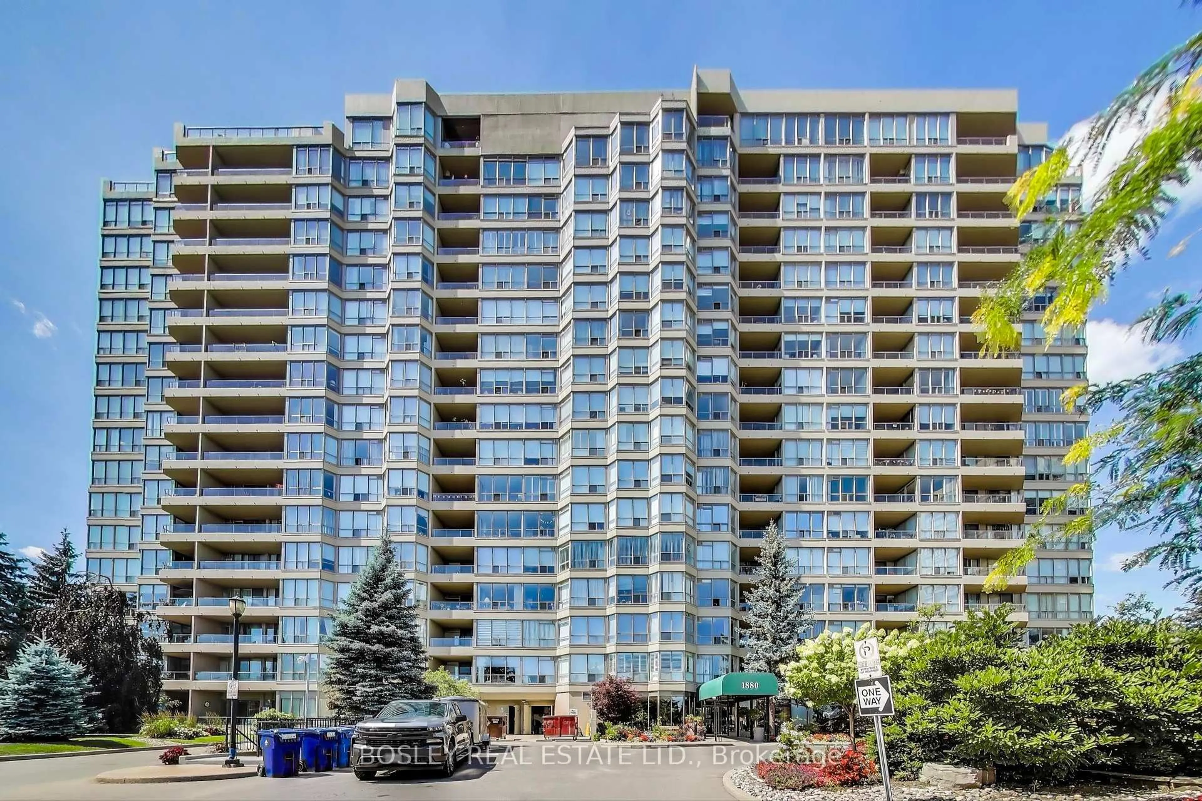 Patio, building for 1880 Valley Farm Rd #926, Pickering Ontario L1V 6B3