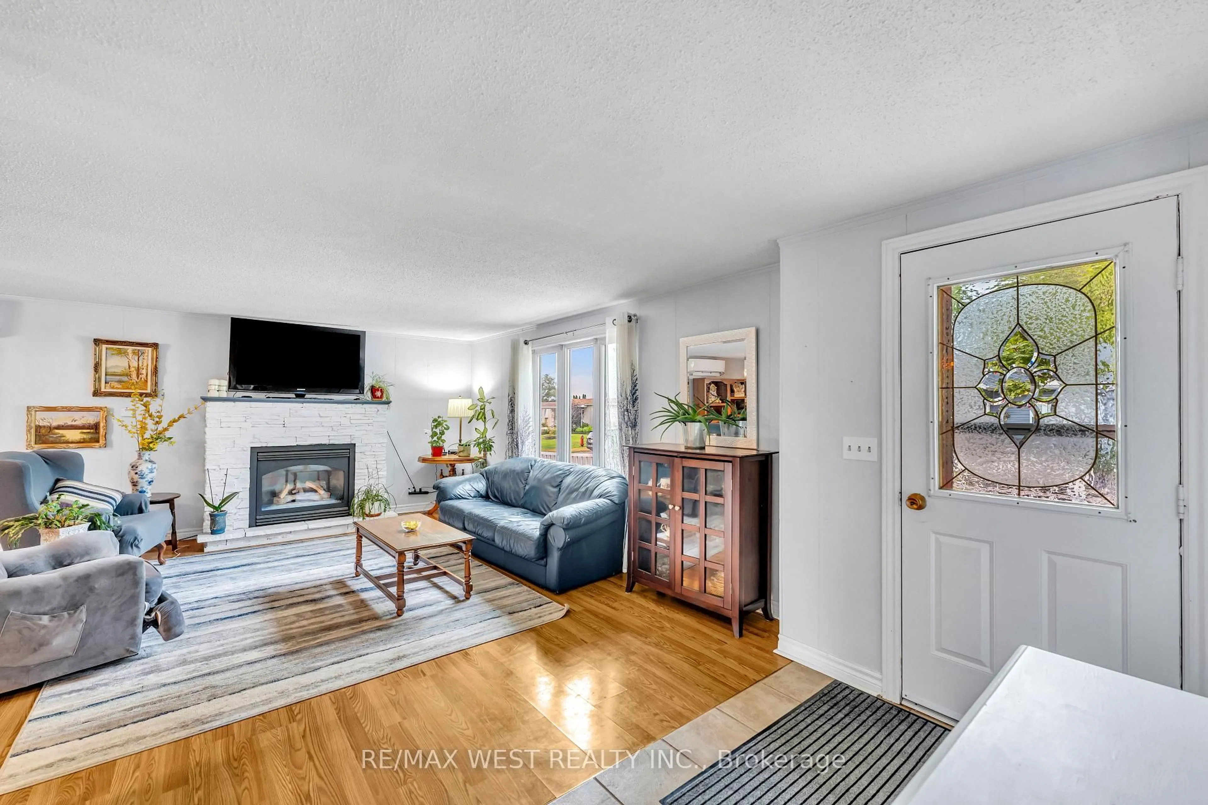 Living room with furniture, unknown for 16 Wheelhouse Dr, Clarington Ontario L1B 1B9