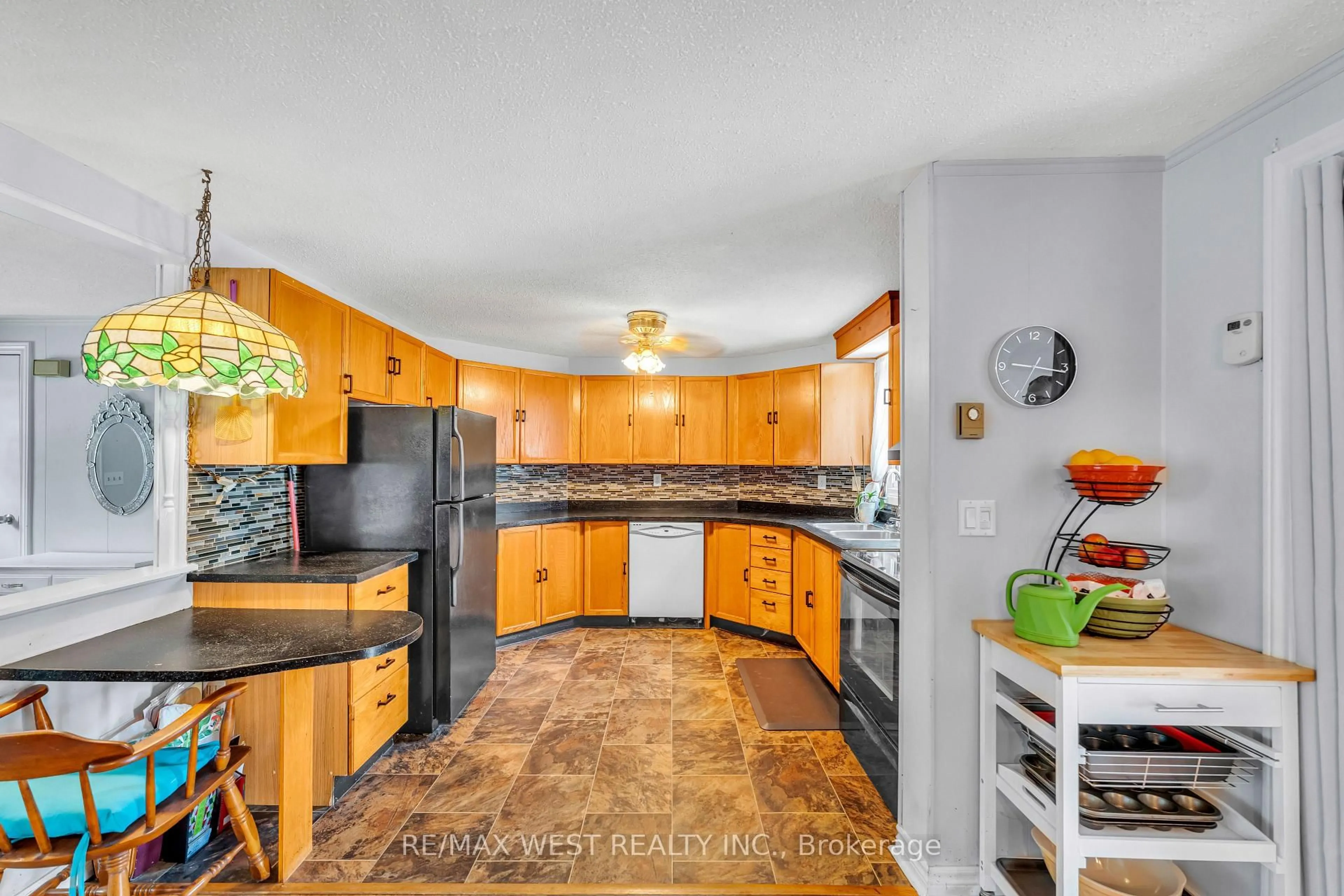 Open concept kitchen, ceramic/tile floor for 16 Wheelhouse Dr, Clarington Ontario L1B 1B9