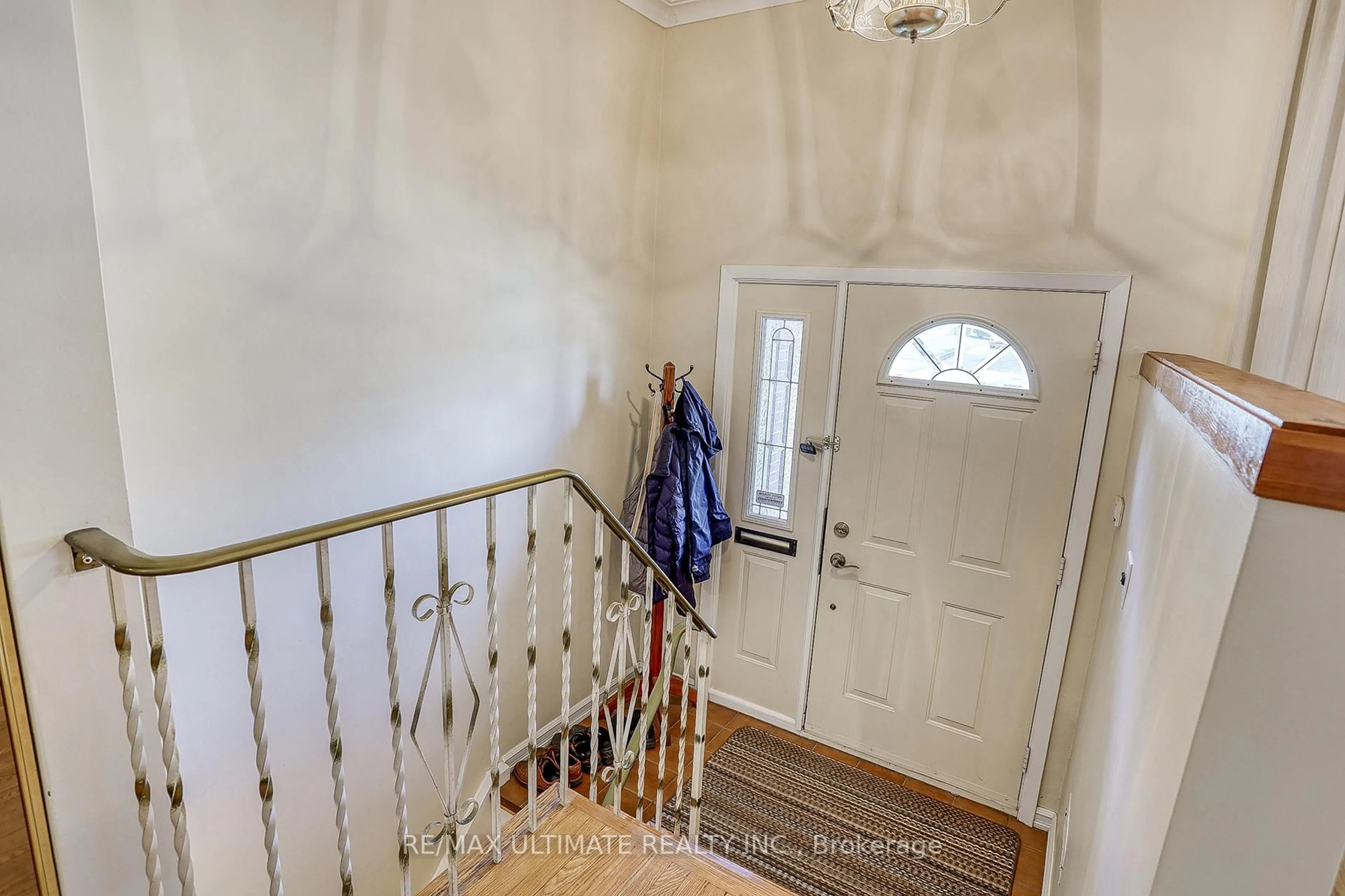 Indoor entryway for 35 Chipper Cres, Toronto Ontario M1K 4R4