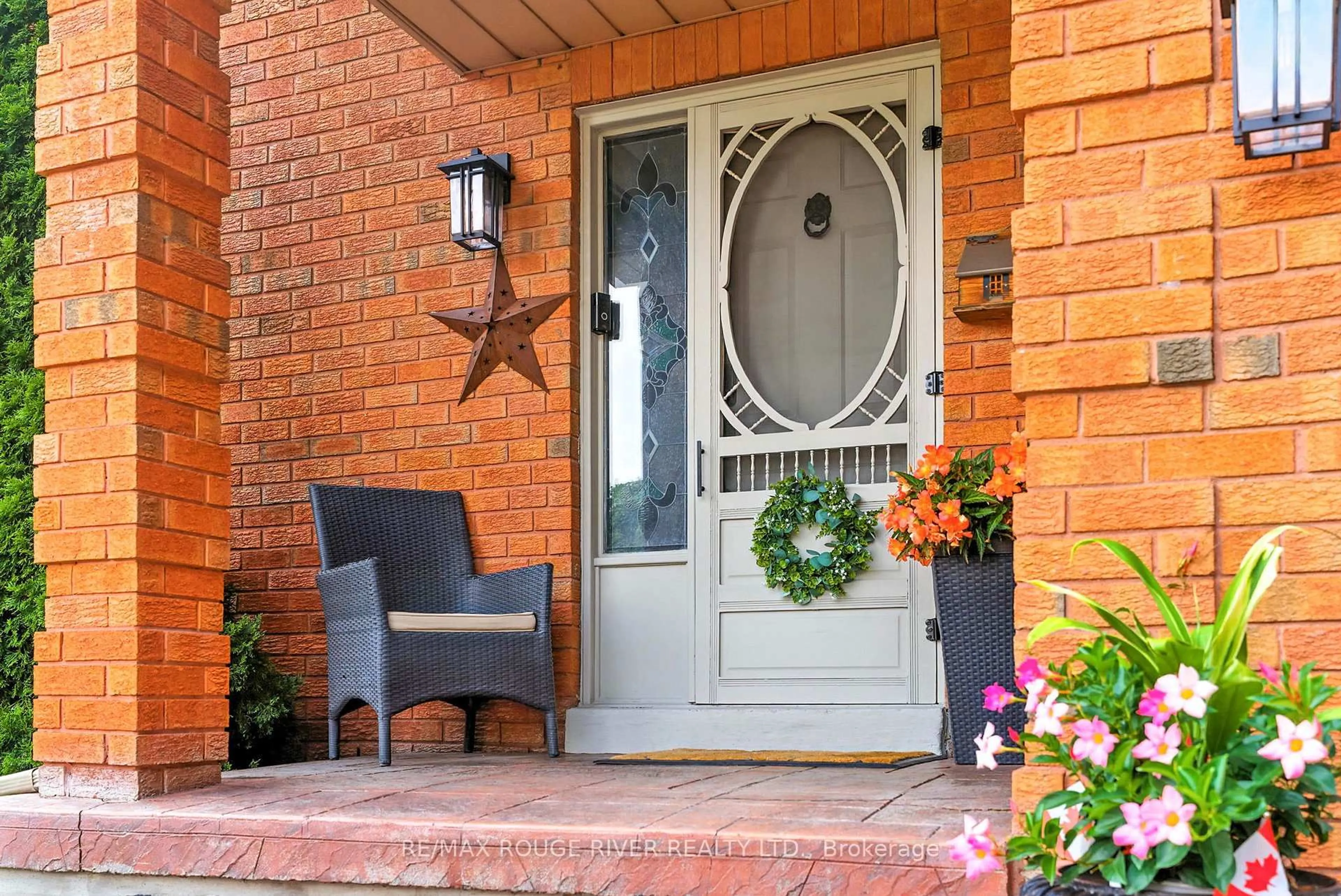 Indoor entryway for 12 Limestone Cres, Whitby Ontario L1N 8N8