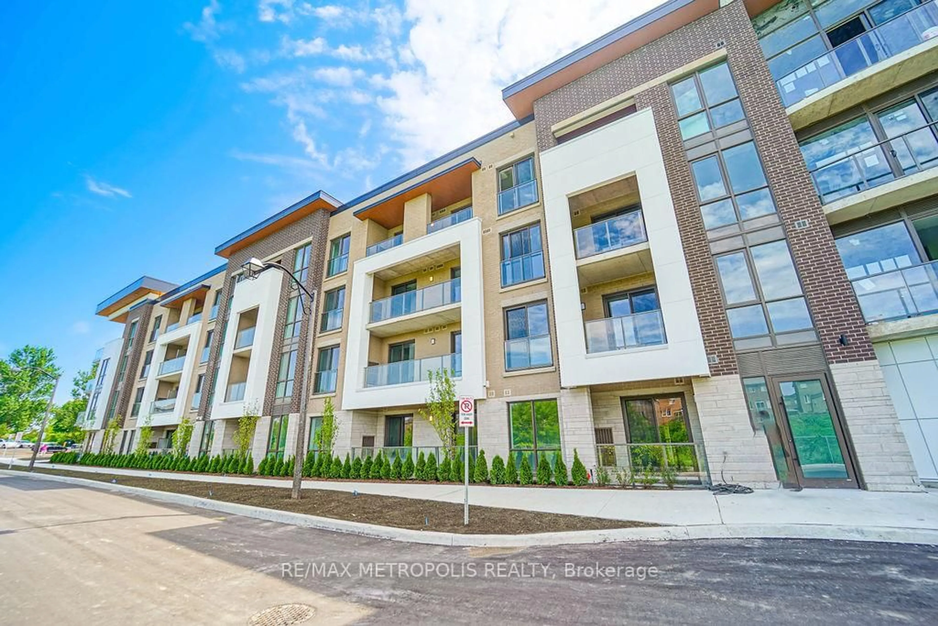 Patio, building for 385 Arctic Red Dr #225, Oshawa Ontario L1L 0H8