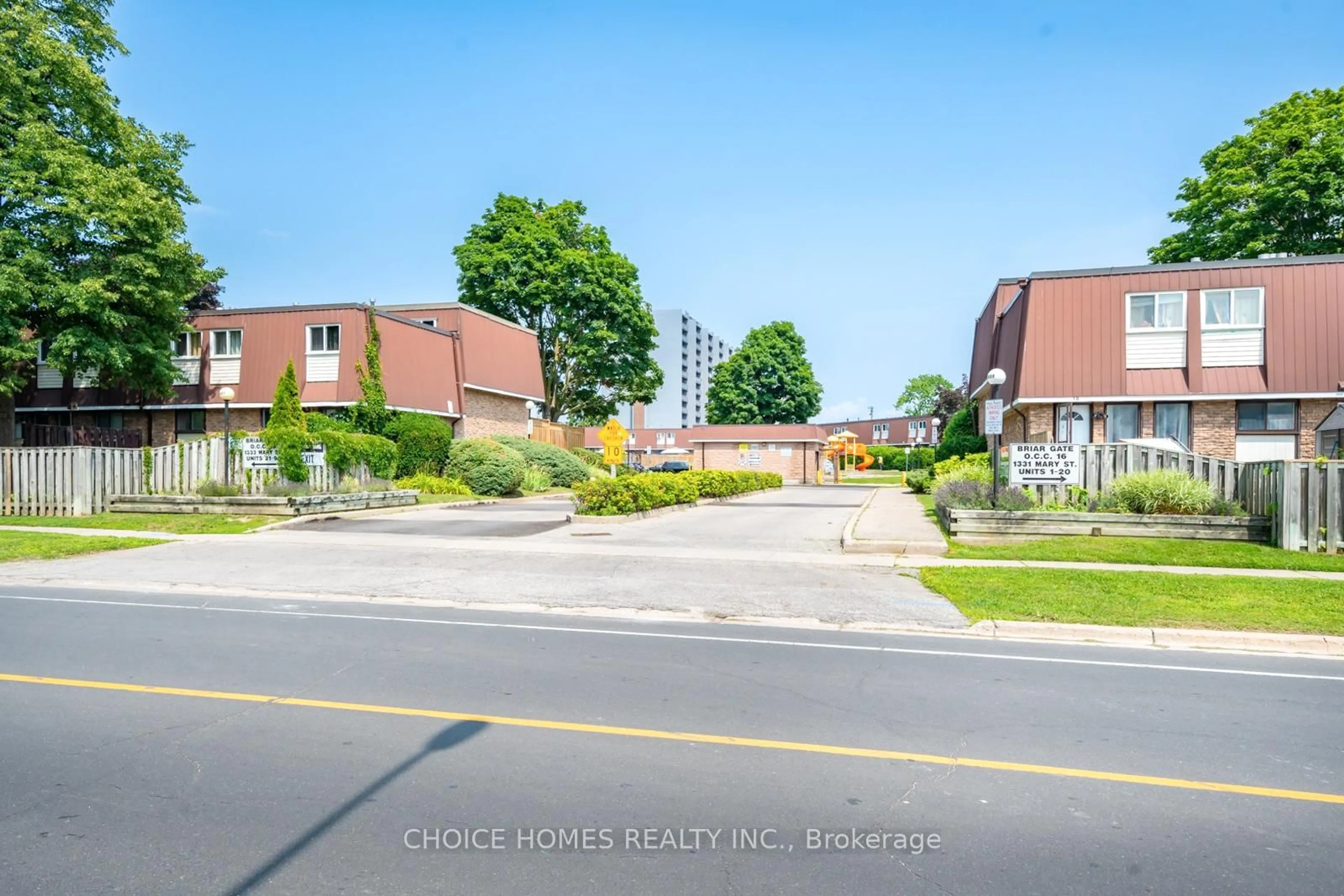A pic from outside/outdoor area/front of a property/back of a property/a pic from drone, street for 1333 Mary St #75, Oshawa Ontario L1G 6Z3