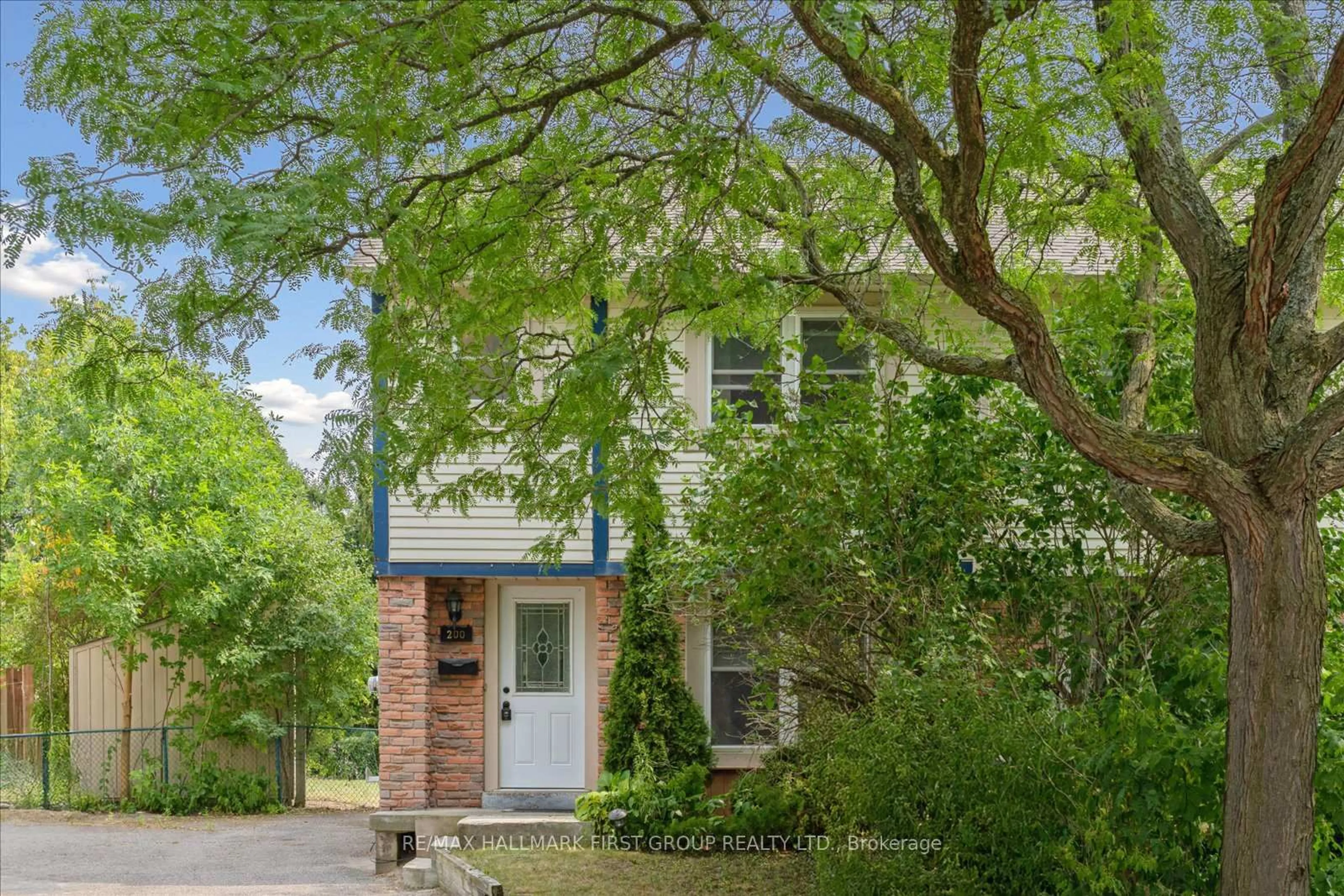Home with brick exterior material, street for 200 Northminster Crt, Oshawa Ontario L1G 7M6