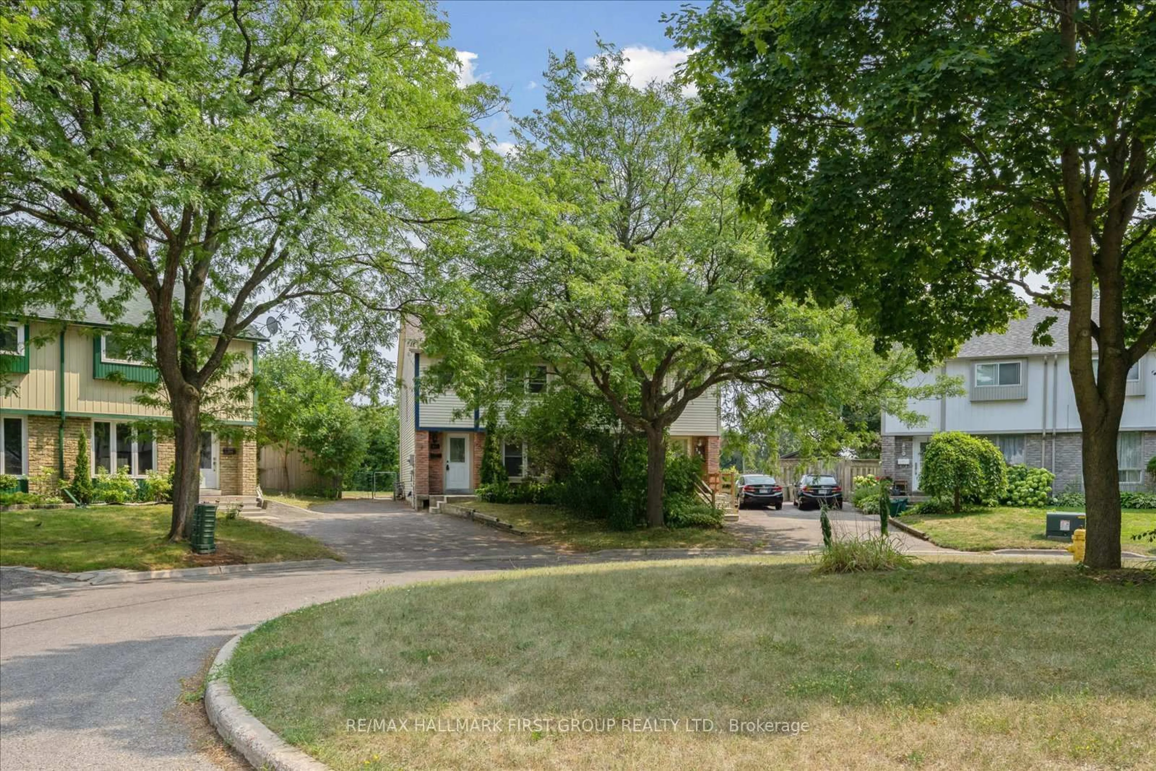 A pic from outside/outdoor area/front of a property/back of a property/a pic from drone, street for 200 Northminster Crt, Oshawa Ontario L1G 7M6