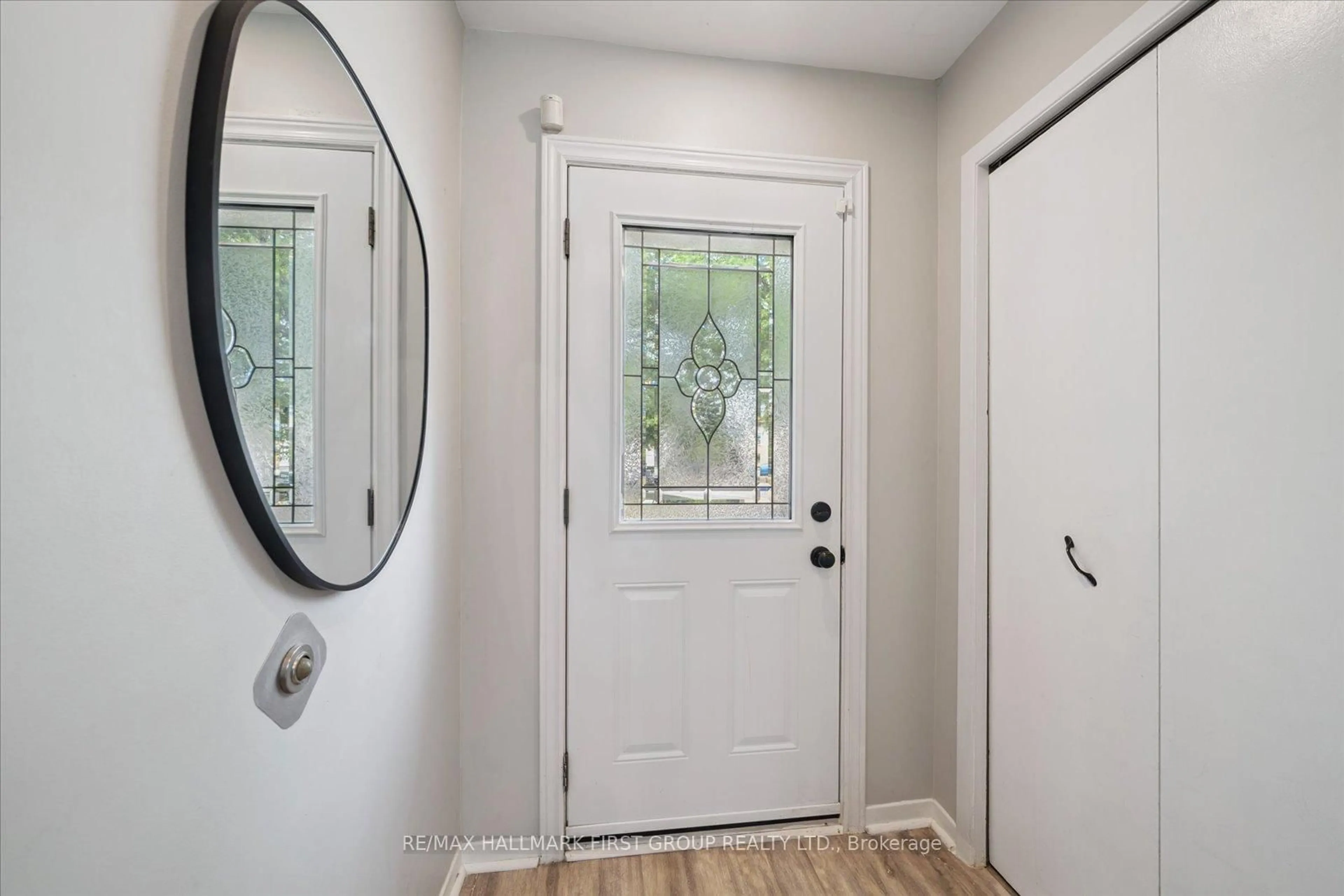 Indoor entryway for 200 Northminster Crt, Oshawa Ontario L1G 7M6