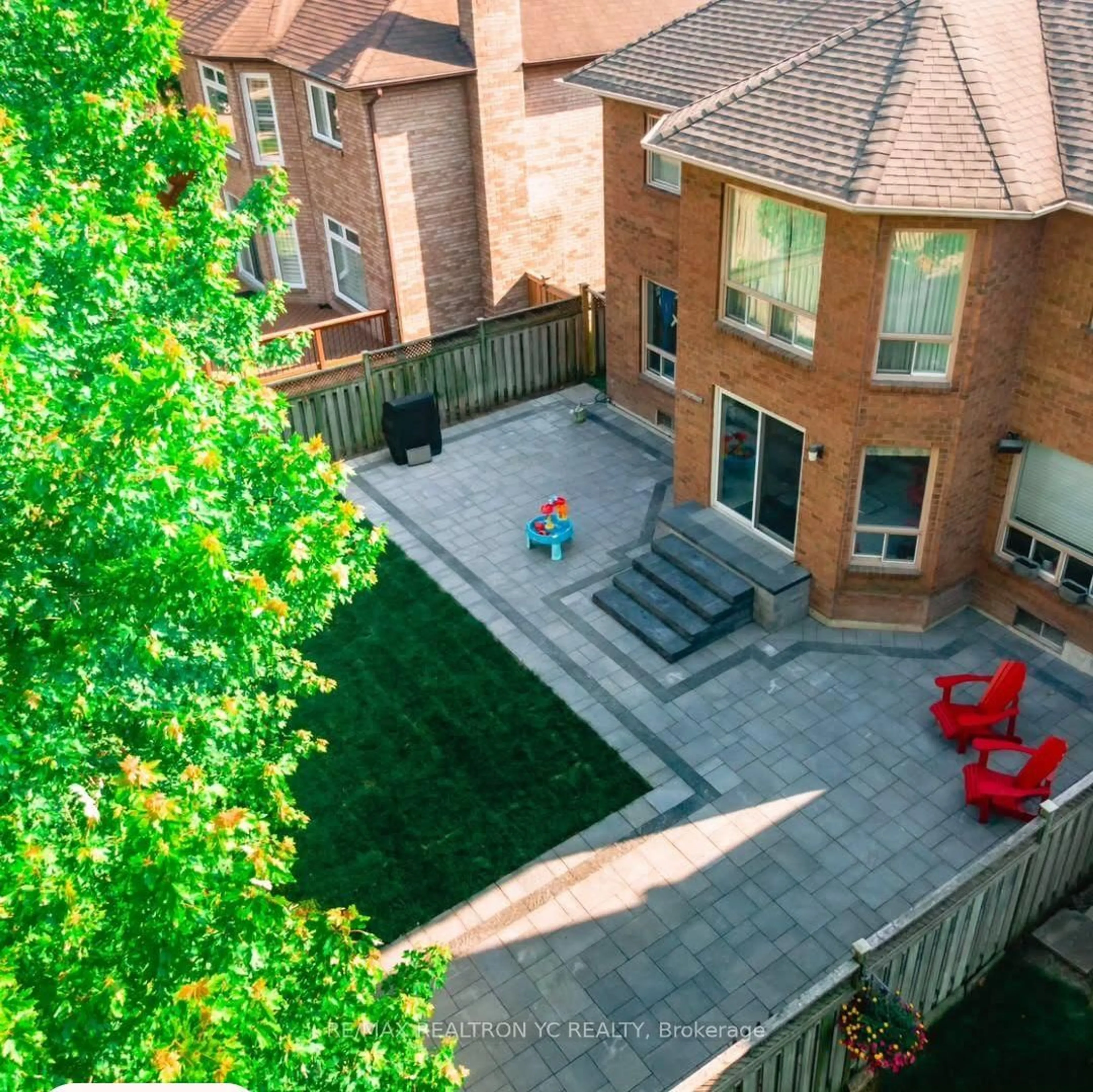 A pic from outside/outdoor area/front of a property/back of a property/a pic from drone, street for 896 Darwin Dr, Pickering Ontario L1X 2P8
