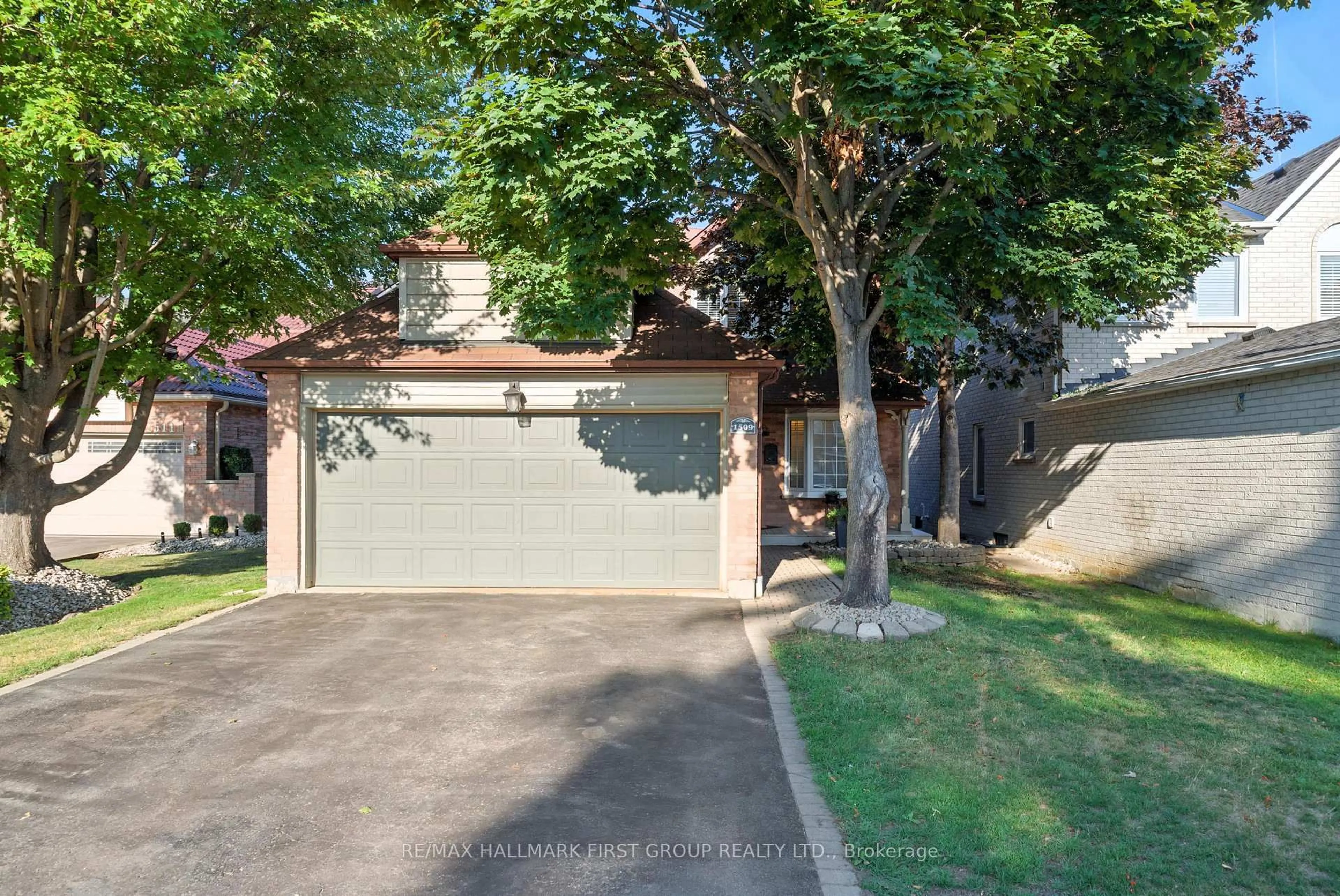 A pic from outside/outdoor area/front of a property/back of a property/a pic from drone, street for 1509 Sturgeon Crt, Pickering Ontario L1V 5P6