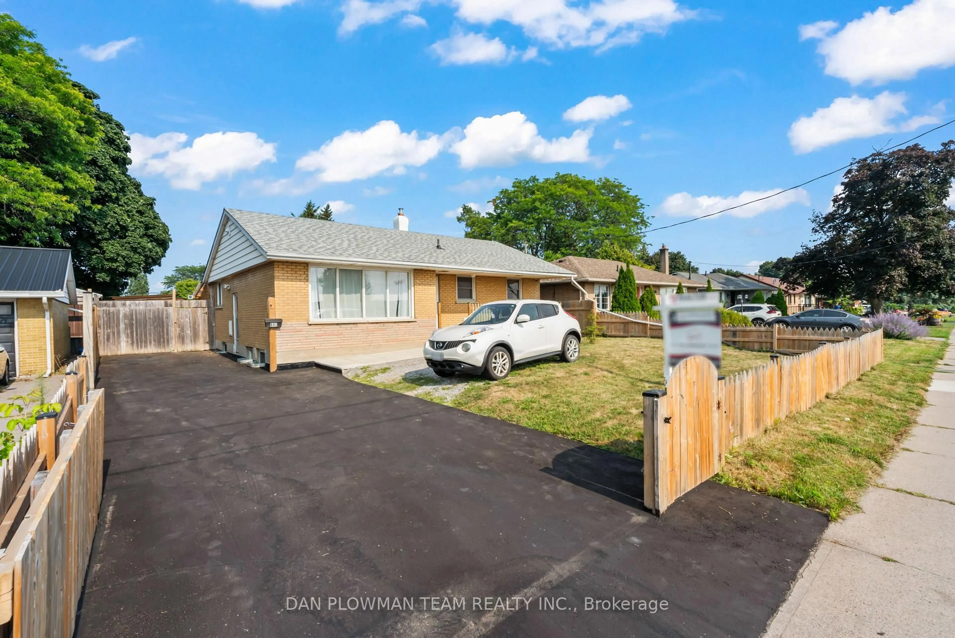 A pic from outside/outdoor area/front of a property/back of a property/a pic from drone, street for 641 Stevenson Rd, Oshawa Ontario L1J 5P2