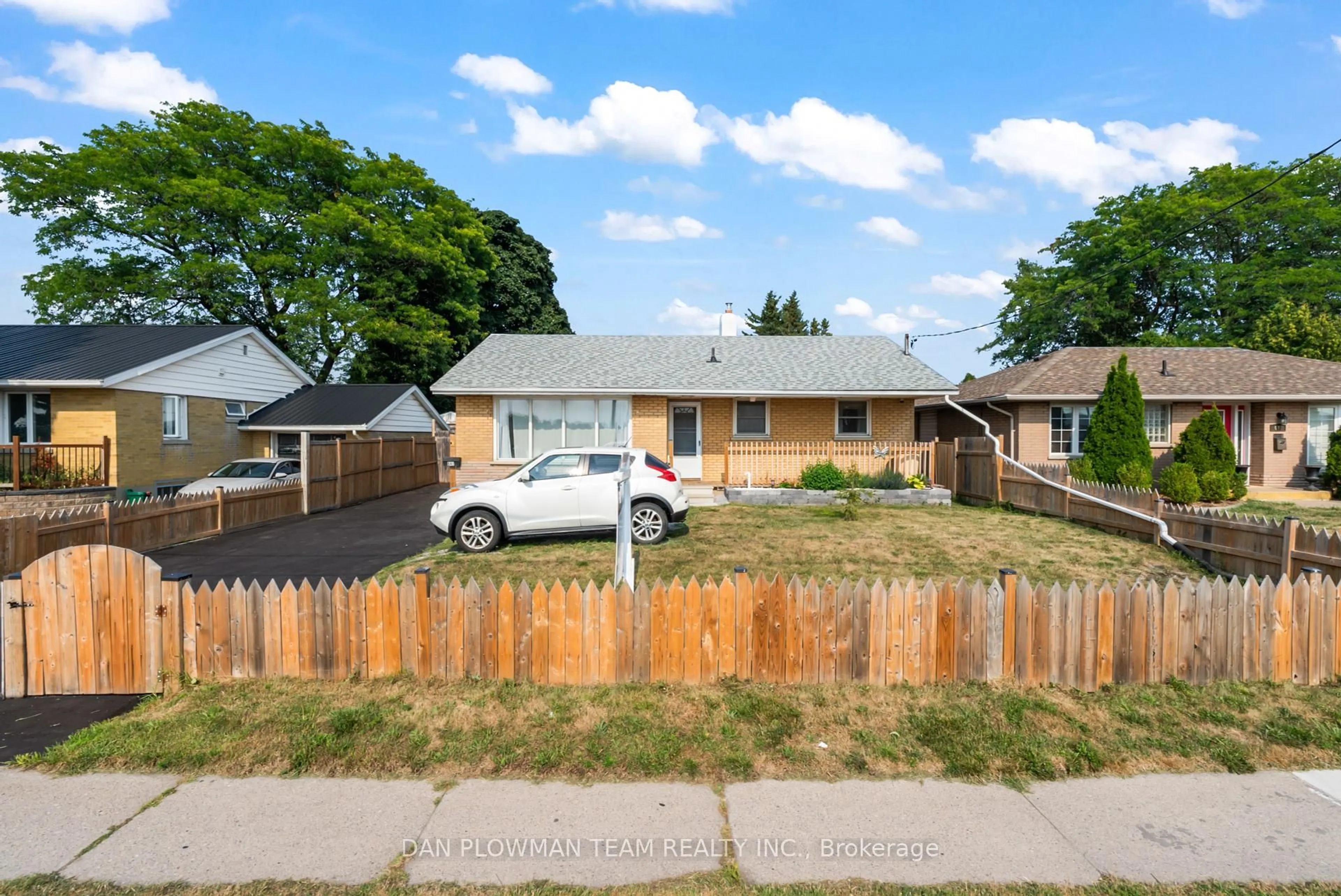 A pic from outside/outdoor area/front of a property/back of a property/a pic from drone, street for 641 Stevenson Rd, Oshawa Ontario L1J 5P2