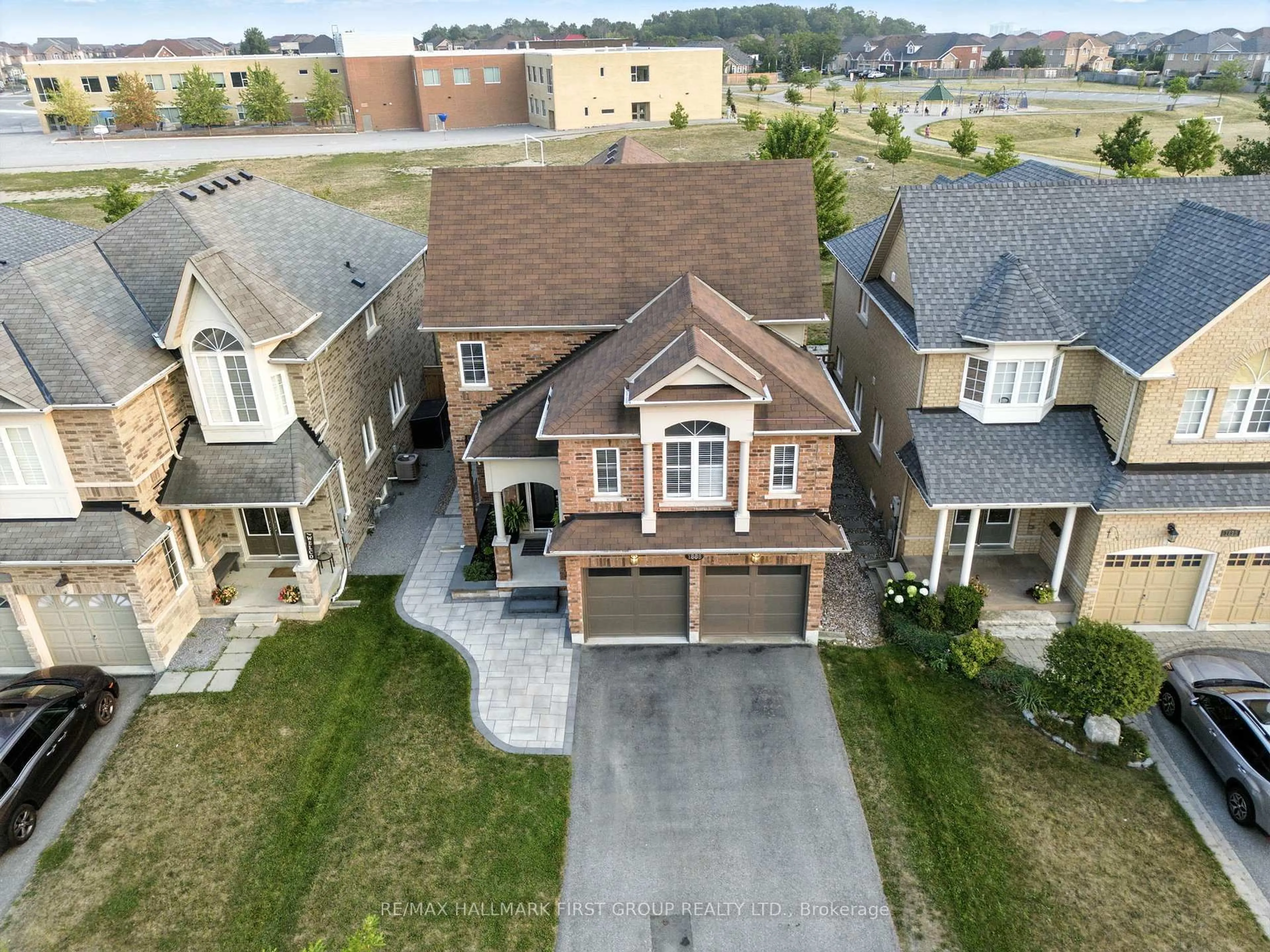 A pic from outside/outdoor area/front of a property/back of a property/a pic from drone, street for 1886 Riverton Crt, Oshawa Ontario L1K 0P2