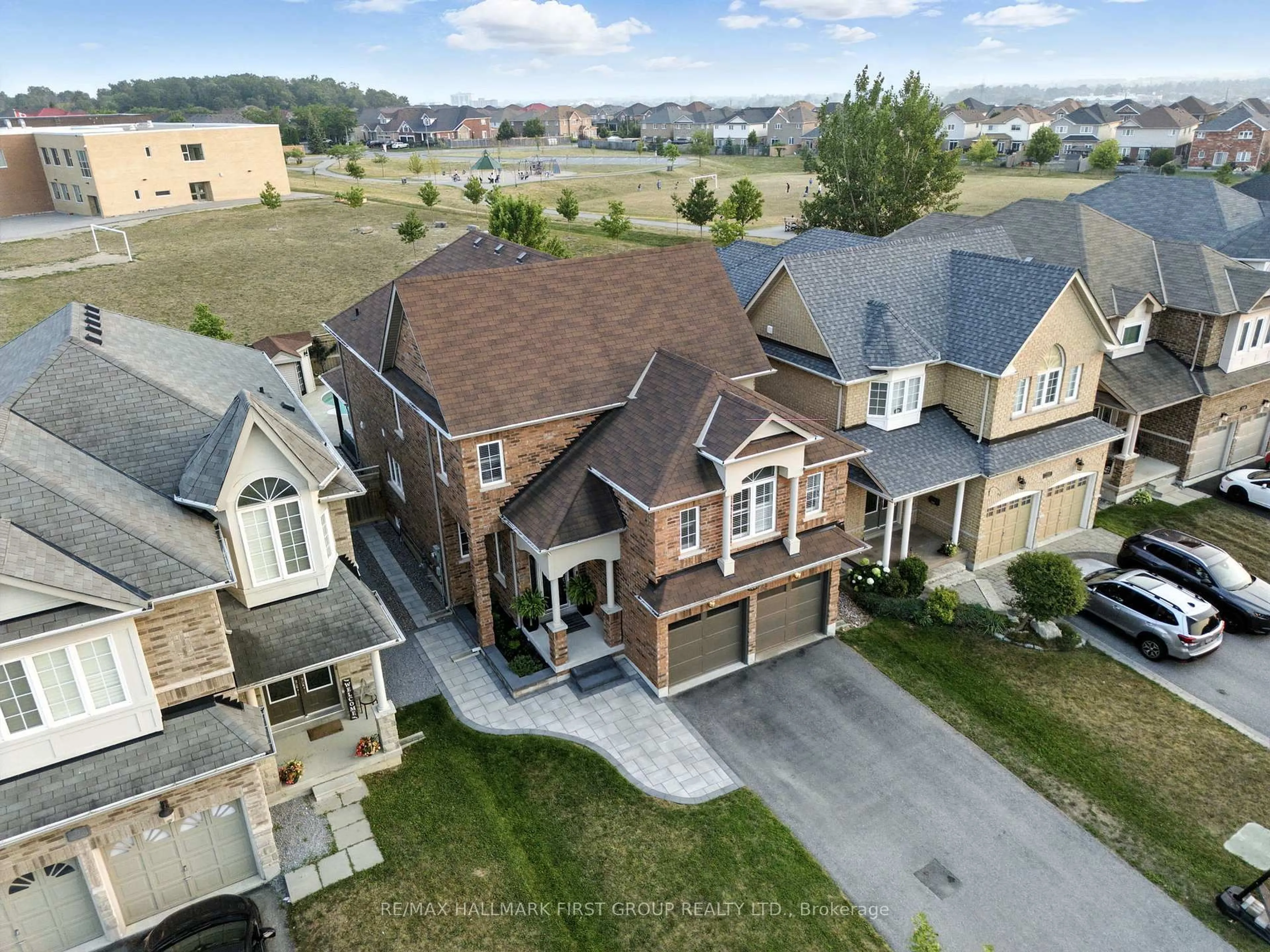 A pic from outside/outdoor area/front of a property/back of a property/a pic from drone, unknown for 1886 Riverton Crt, Oshawa Ontario L1K 0P2