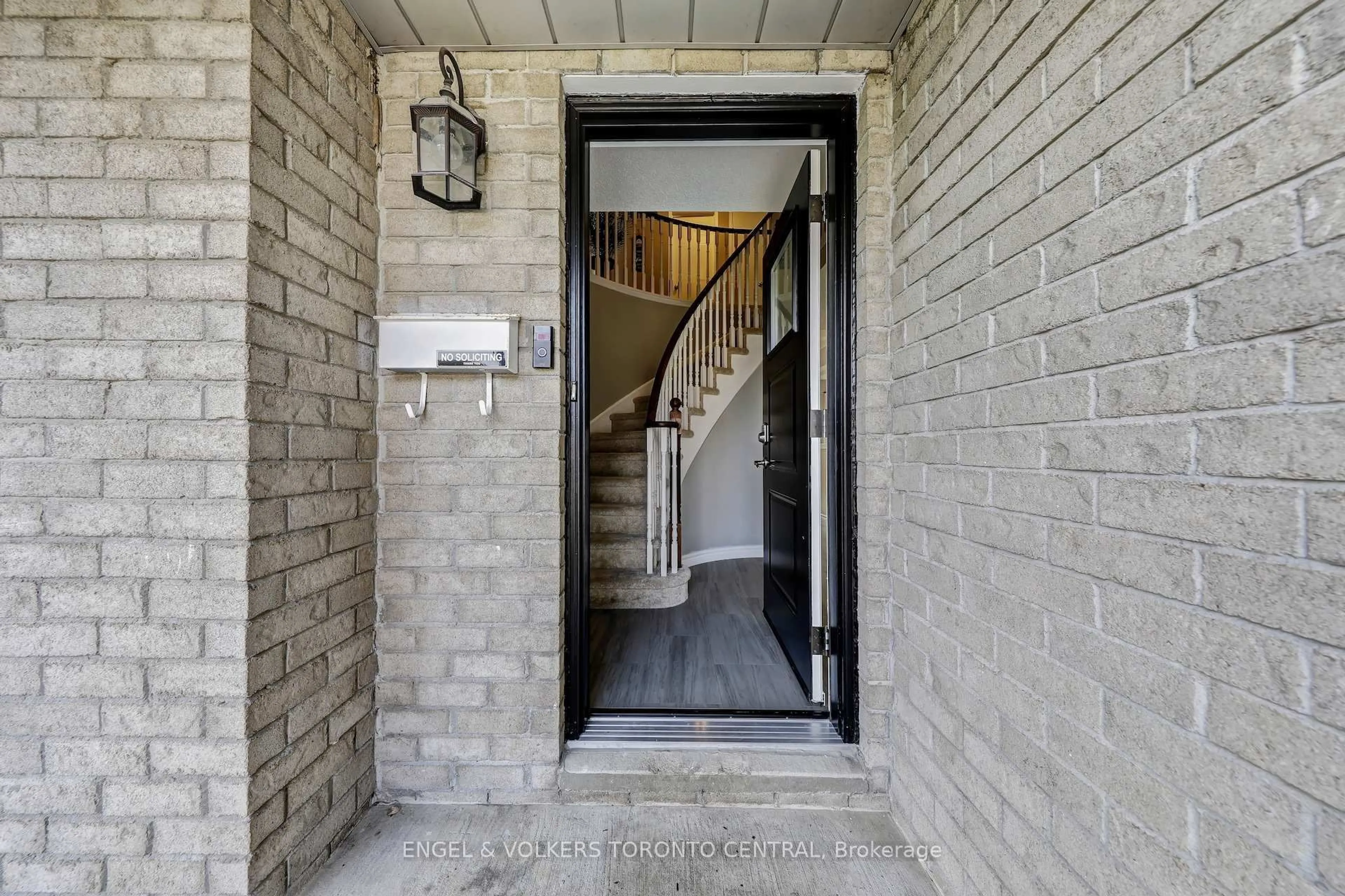 Indoor entryway for 14 Soper Creek Dr, Clarington Ontario L1C 4G1