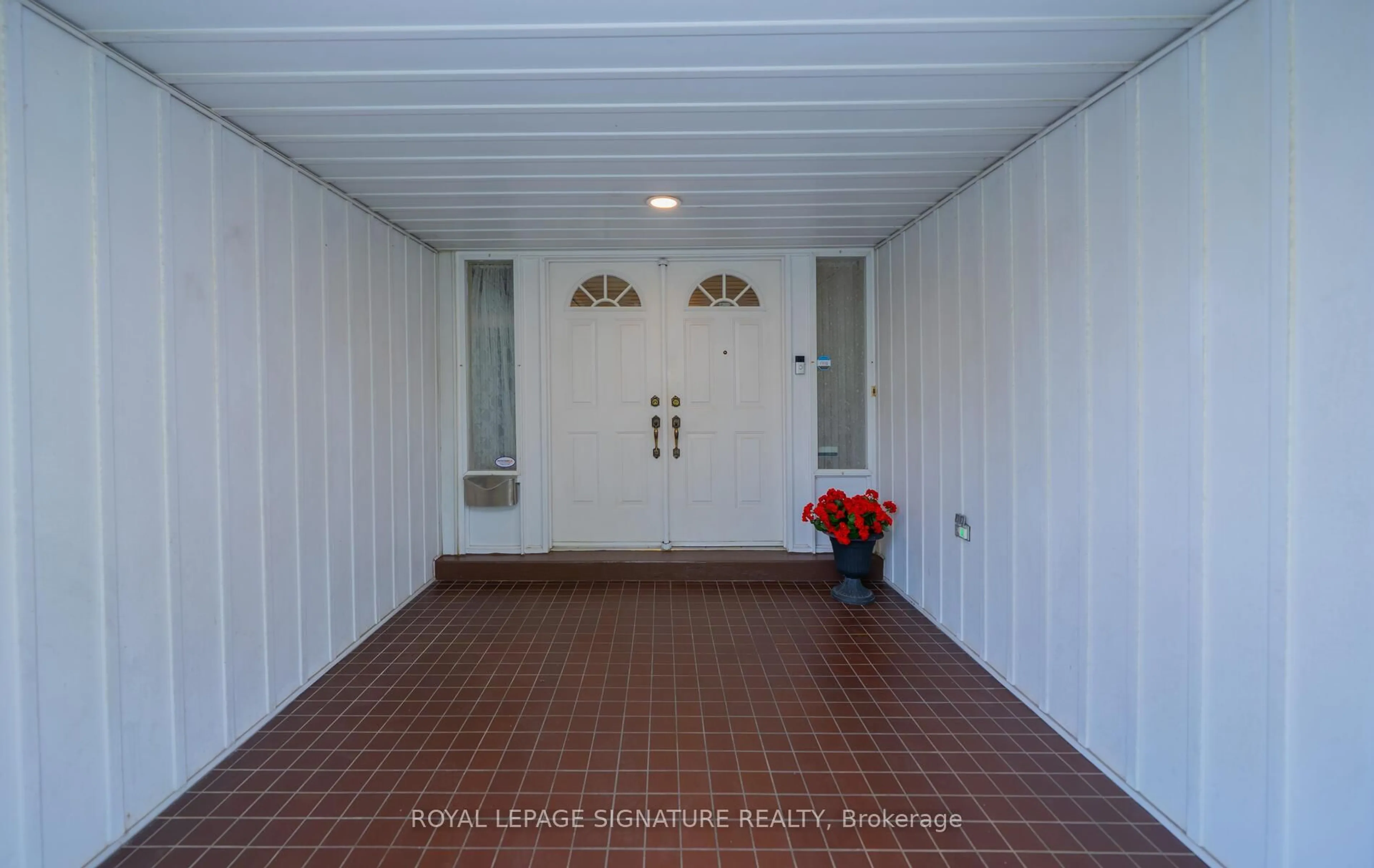 Indoor foyer for 55 Wakefield Cres, Toronto Ontario M1W 2C1