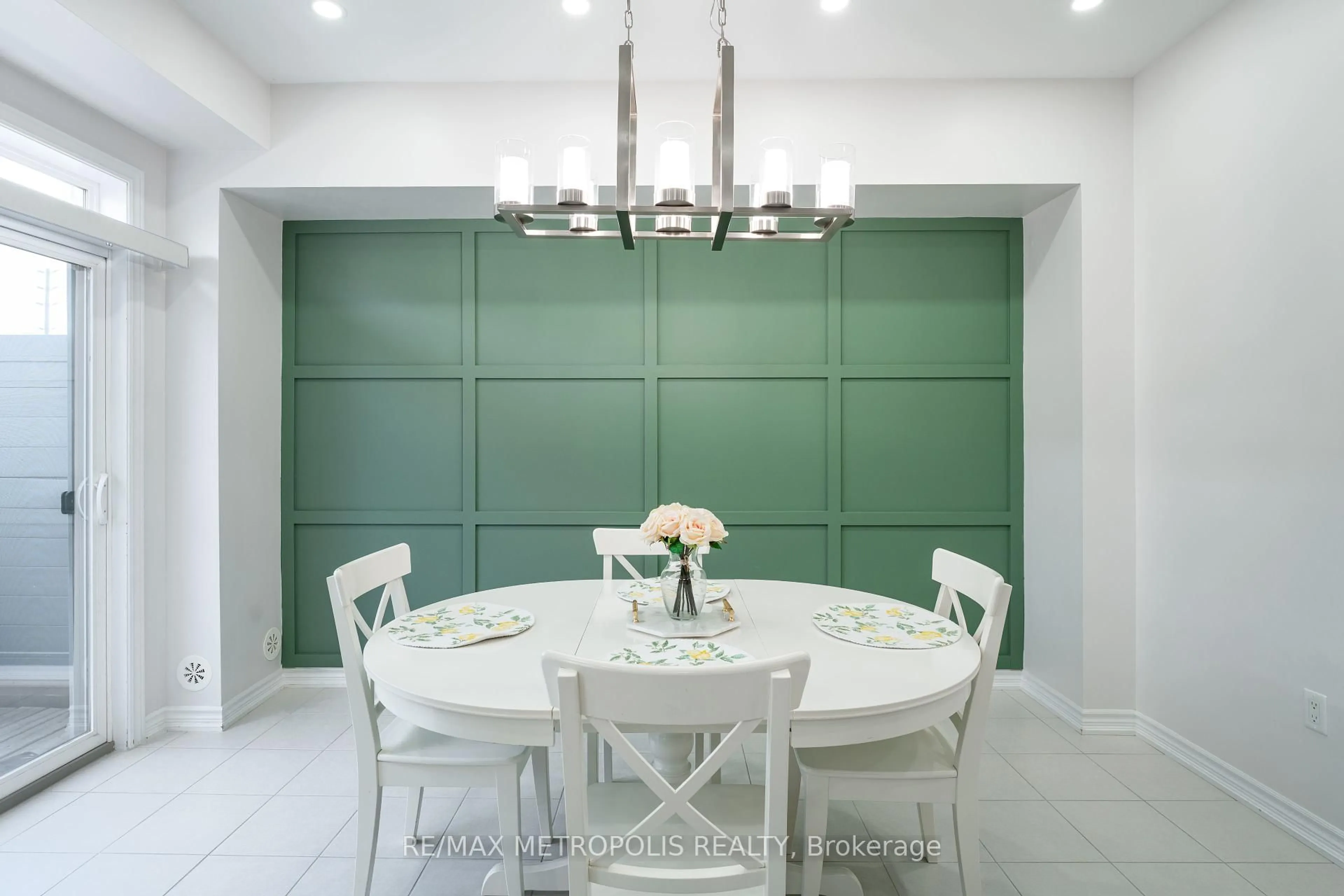Dining room, ceramic/tile floor for 6 Cornerside Way, Whitby Ontario L1M 0L8