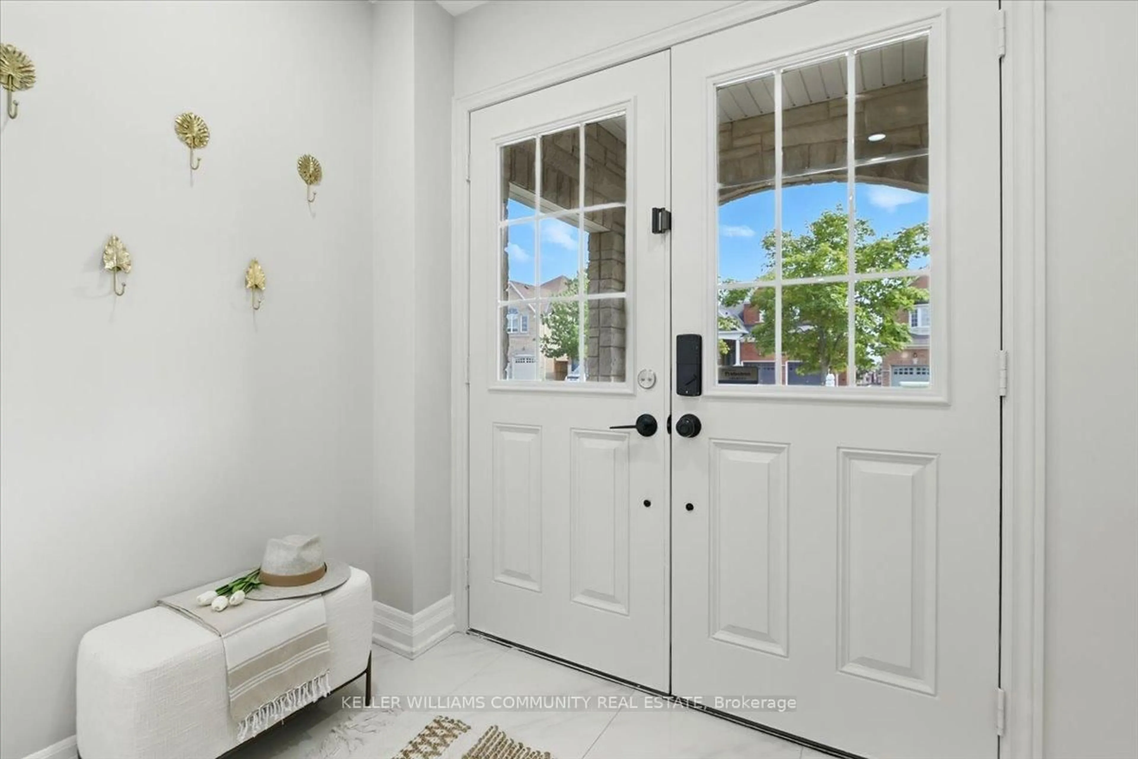 Indoor entryway for 1338 Harlstone Cres, Oshawa Ontario L1K 0N5