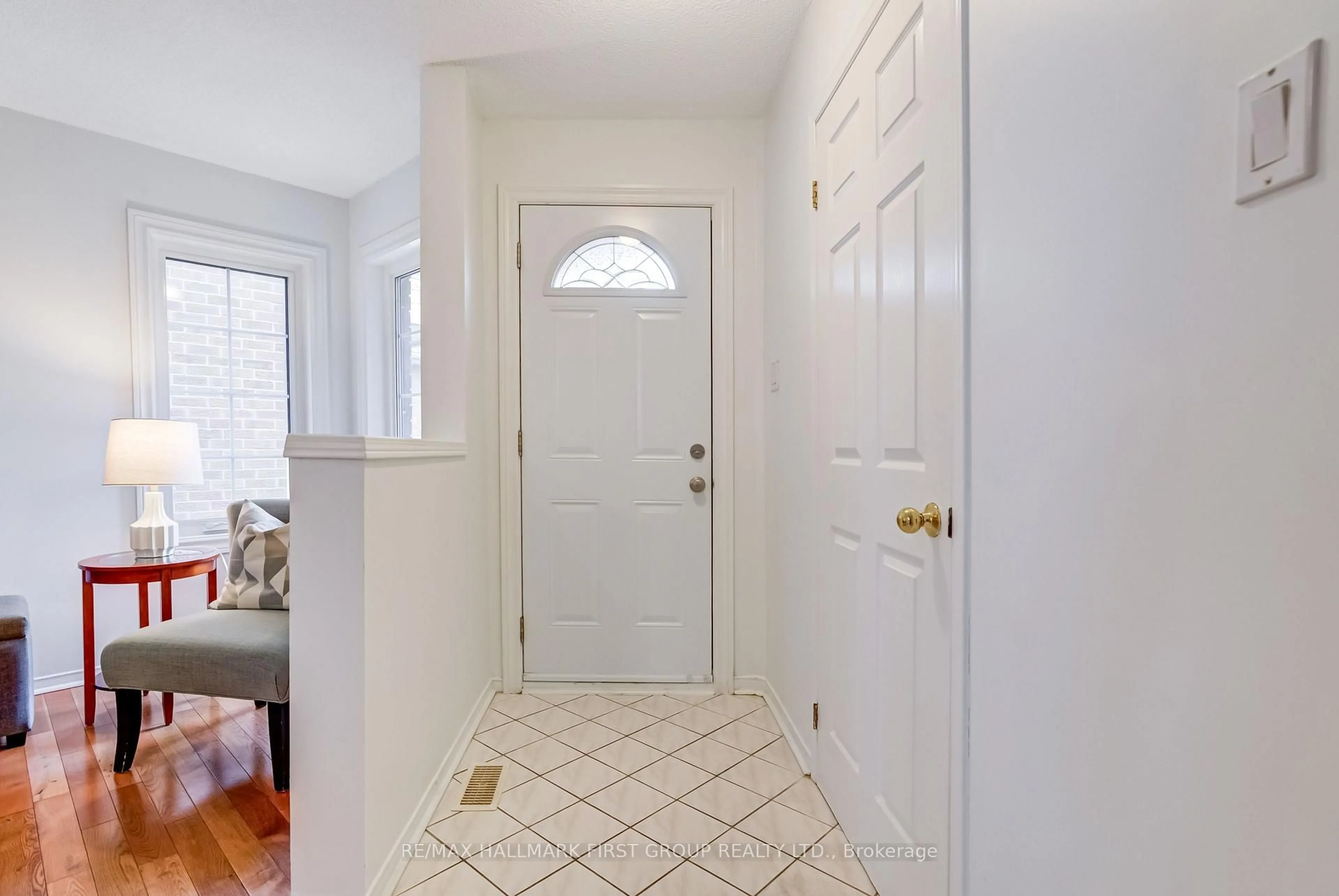 Indoor entryway for 1633 Autumn Cres, Pickering Ontario L1V 6X7