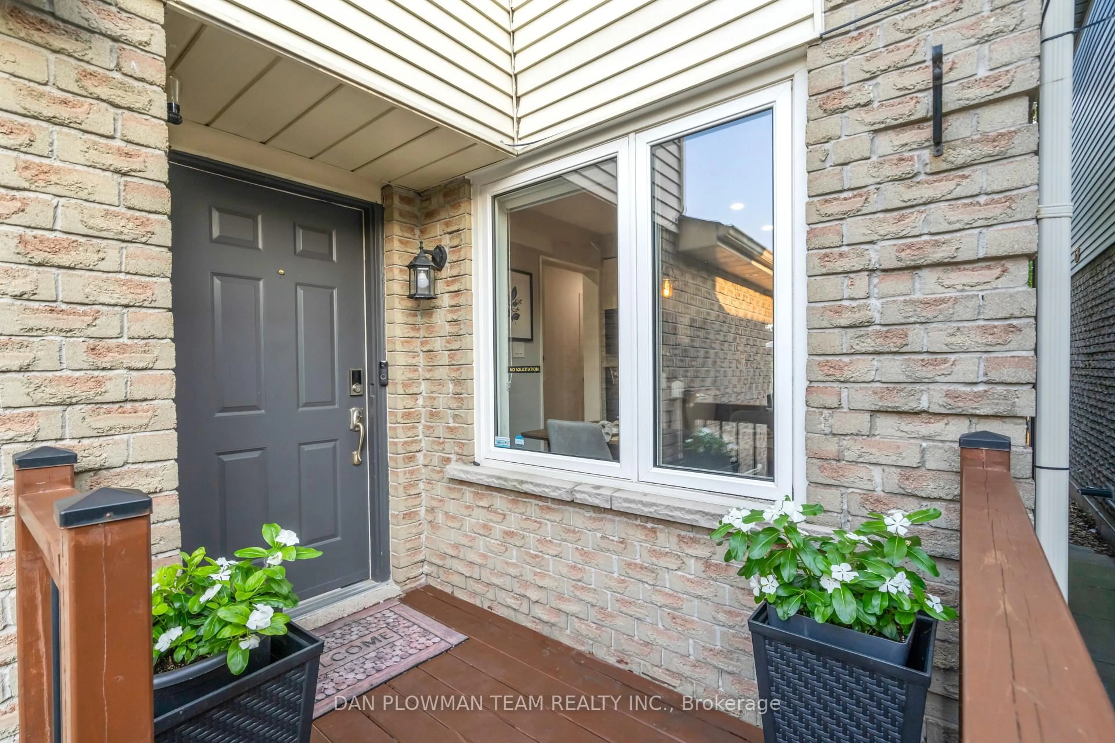 Indoor entryway for 39 Dorvis Dr, Whitby Ontario L1N 8C8