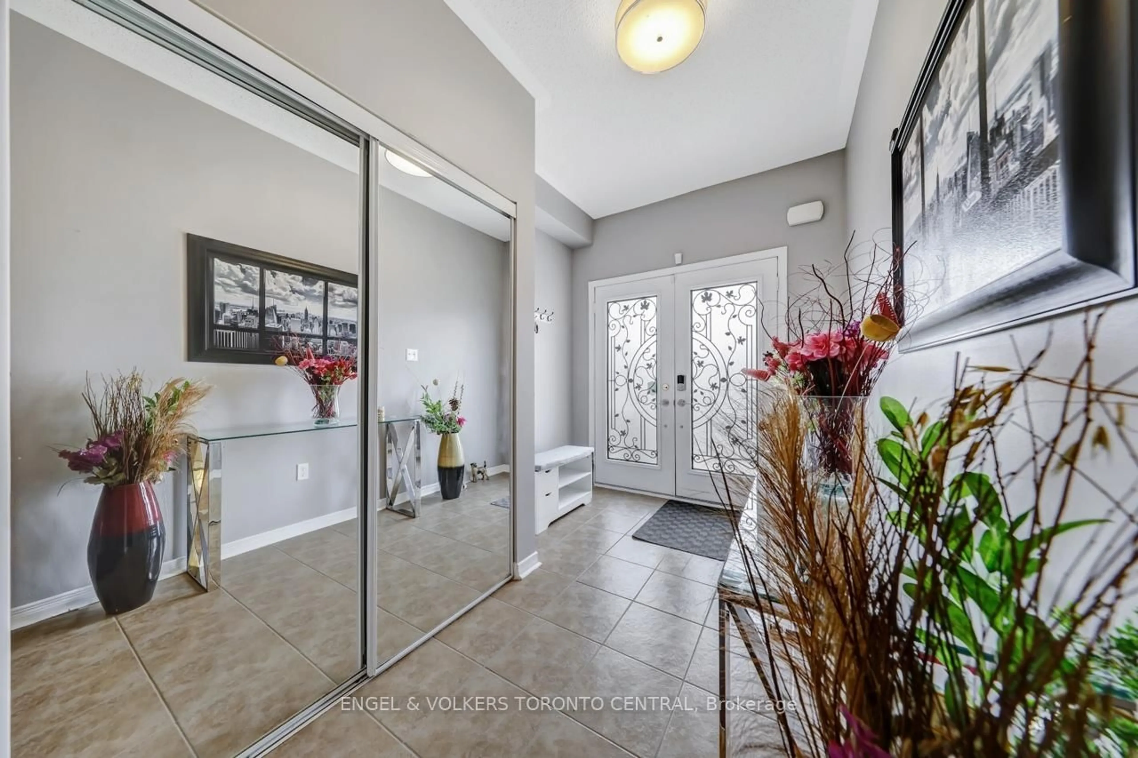 Indoor entryway for 26 McPhail Ave, Clarington Ontario L1C 0J7