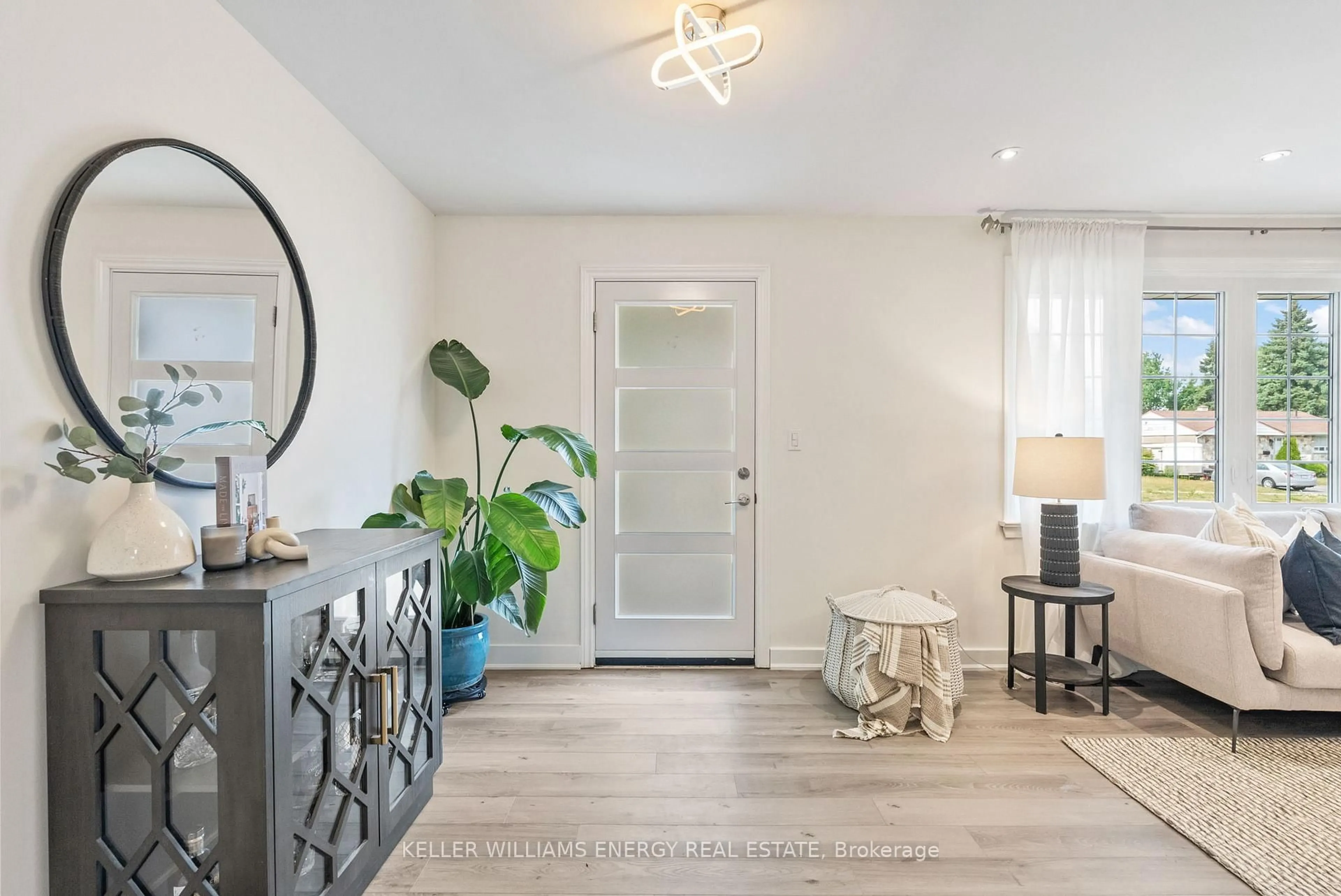 Indoor entryway for 28 Admiral Rd, Ajax Ontario L1S 2N9