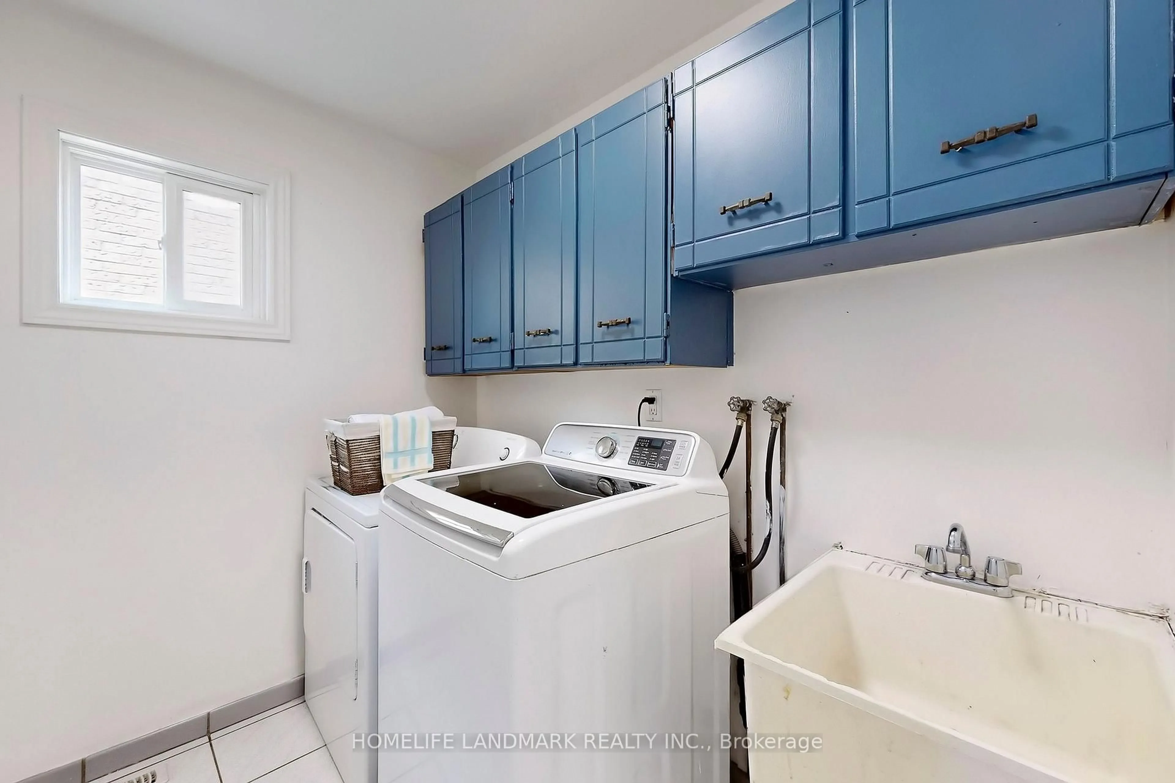 Laundry room for 120 Ravenscroft Rd, Ajax Ontario L1T 1Y2