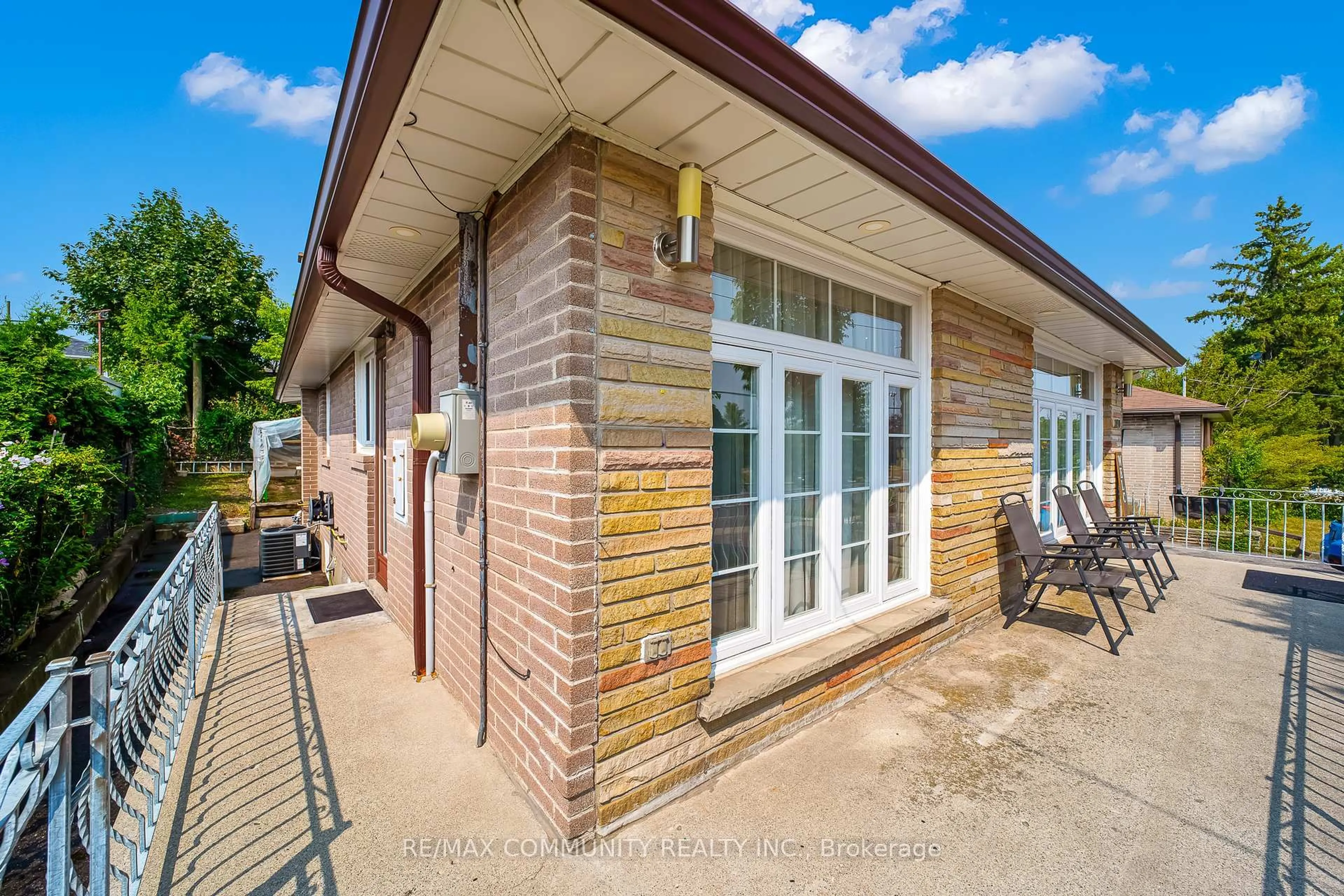 Home with brick exterior material, building for 1020 Brimley Rd, Toronto Ontario M1P 3E9