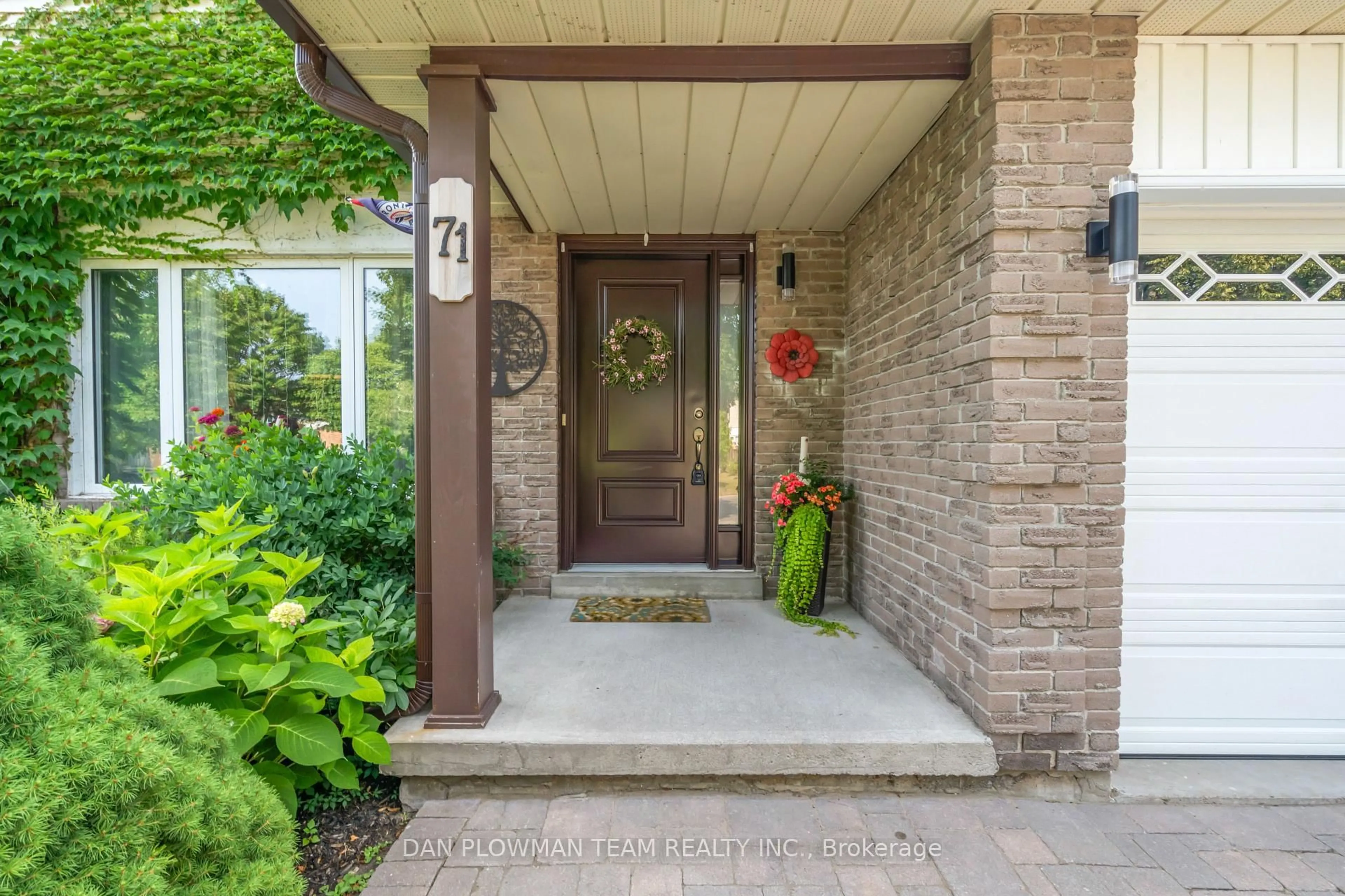 Indoor entryway for 71 Barley Mill Cres, Clarington Ontario L1C 4E9