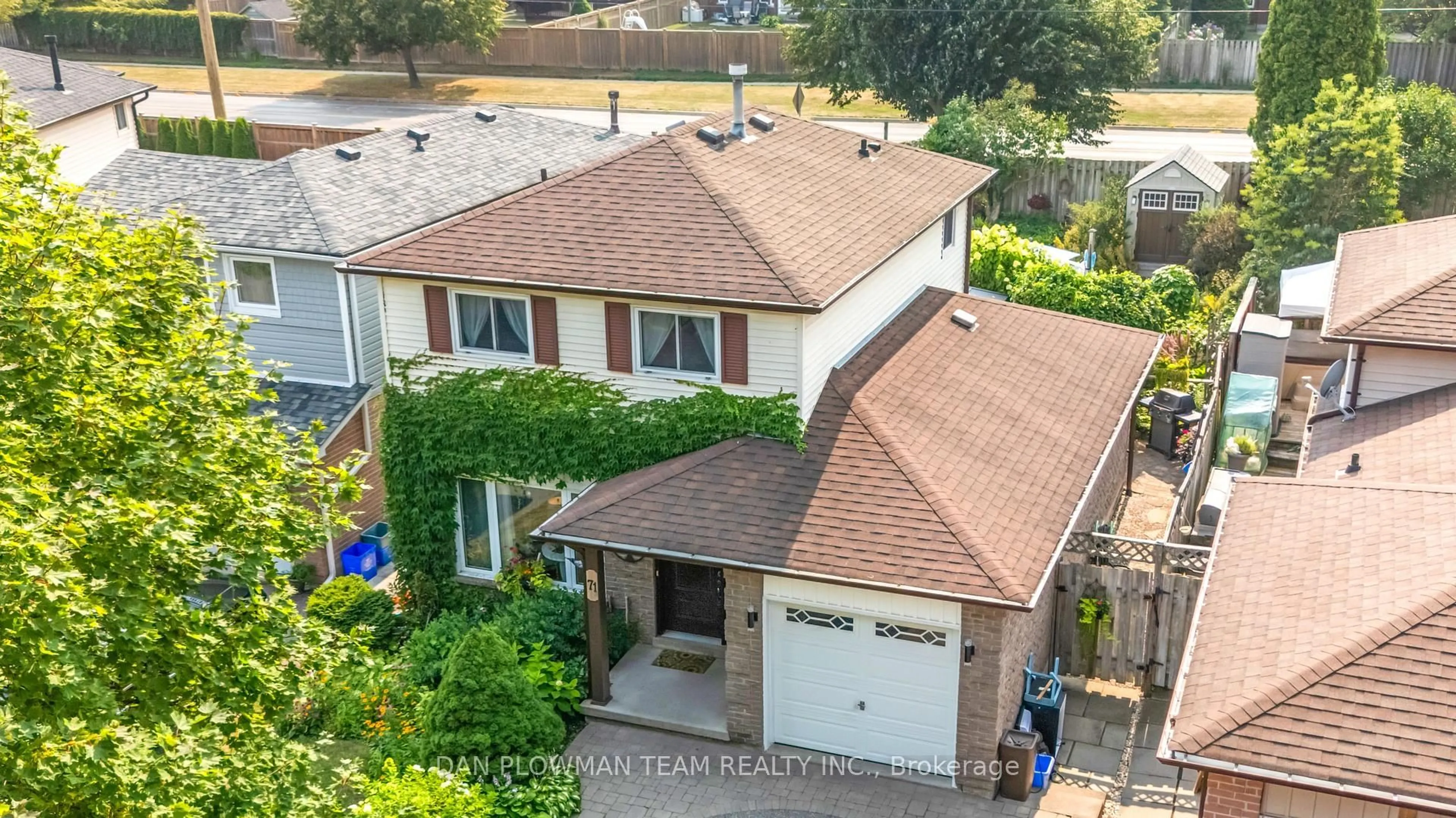 A pic from outside/outdoor area/front of a property/back of a property/a pic from drone, street for 71 Barley Mill Cres, Clarington Ontario L1C 4E9
